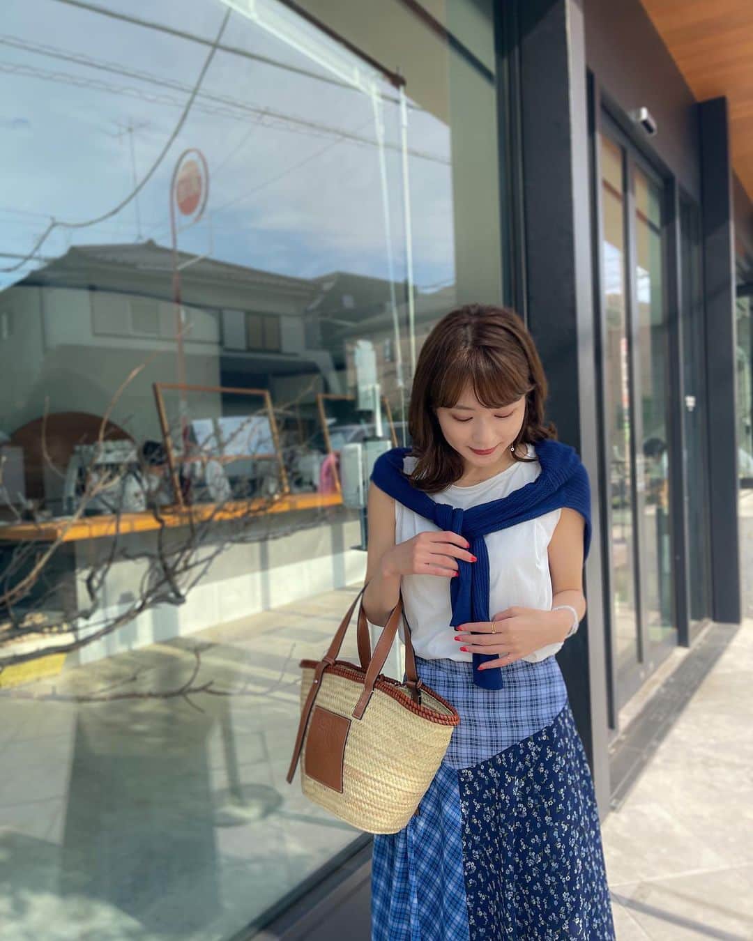 のインスタグラム：「去年買った @michaelkors のスカート👗 去年はあまり出番がなかったけど今年は花柄の気分で早速履いた🍃 夏服が着られる季節になってきて嬉しい🌙 . . UNIQLOのカーディガンは、購入するときに青着るかなあと思って悩んだけど、以外と差し色になって使いやすい♡ . . . 👕#plst 👗#michaelkors 🧥#uniqlo 👜#loewe 👡#milaowen . . . #柄スカート #スカートコーデ」