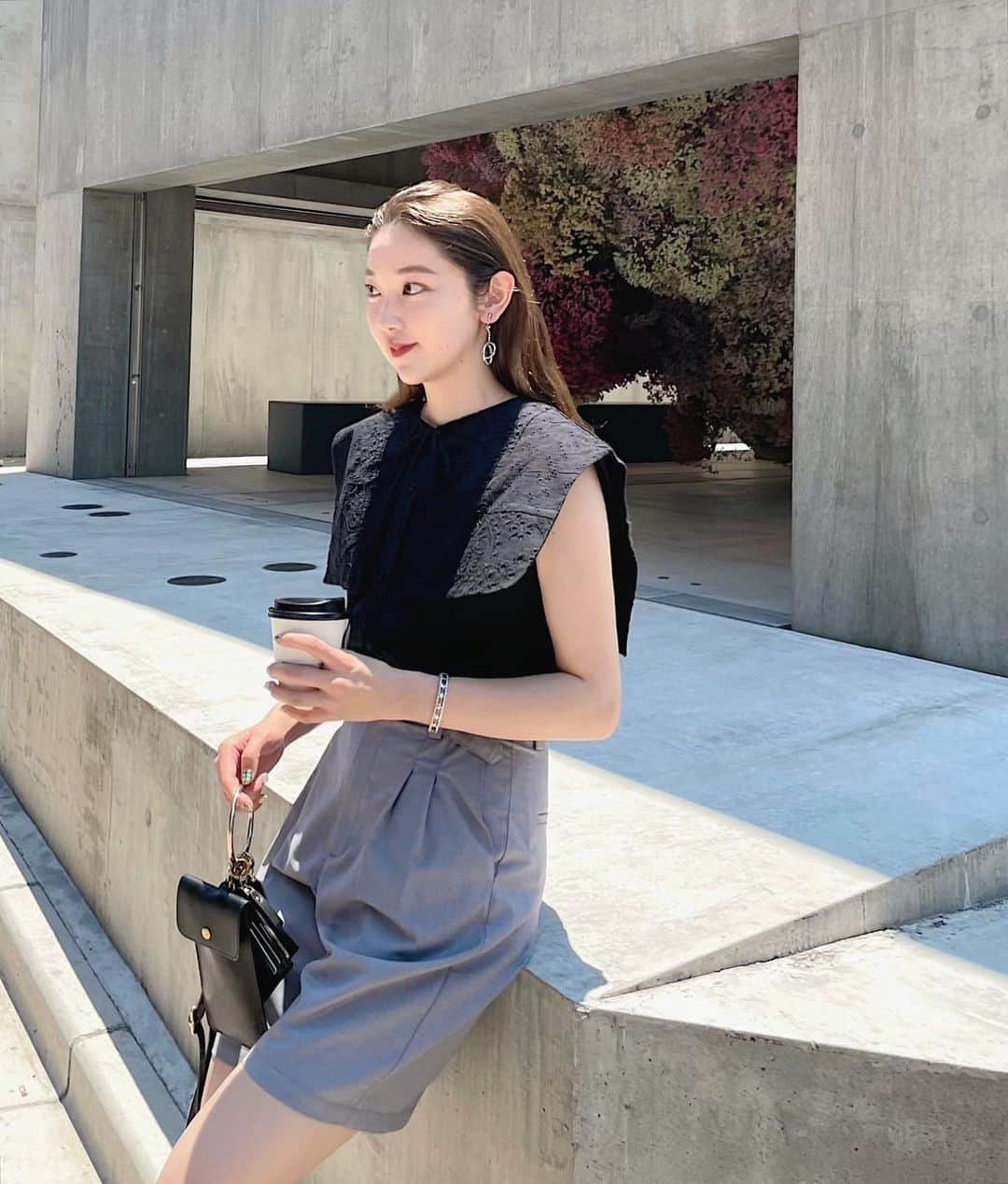 mina hinokuchiのインスタグラム：「. まだまだ襟アイテムに目がいく今日この頃。 取り外しが出来るパッチワークの襟と フレンチスリーブブラウスがSETになったトップス。  それぞれ着回しもできそうだけど やっぱり一緒に着るのがめちゃ可愛かったです♡ 大きめの襟なので、二の腕もカバーできて嬉しい◎  #whoswhochico #salonbychico #フーズフーチコ　#襟付きブラウス #ハーフパンツ　#来週末入荷予定」