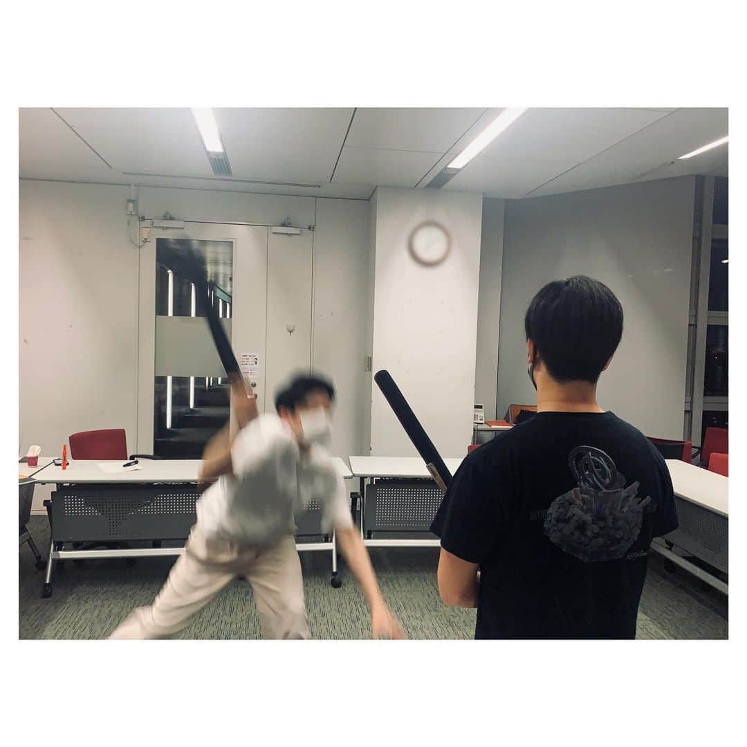 篠原光さんのインスタグラム写真 - (篠原光Instagram)「. 放課後ヒルナンデスの放課後😌@hirunandesu_ntv_official   「木曜ヒルナンデス!でスポーツチャンバラが登場しますよー！」 とお知らせした後、  そのスポーツチャンバラをアンジー(インスタライブチームのスタッフさん)が持っていたので、 鏡文字のO君(インスタライブチームのスタッフさん)に付き合ってもらいながら遊びました。 #固有名詞多  とても楽しかったですが、明日のヒルナンデス！ではもっと楽しそうなめるるさんが見られますので、ぜひ！  #O君の背中 #付き合ってくれてる感200% #お仕事で疲れているのに #ありがとうございます  #剣技憧れますよね… #牙突とか #獅子歌歌とか #天翔龍閃とか  #でも空中技は隙が多いのでよくないと #これも漫画で読みました  #あと目怖」6月9日 20時34分 - ko_shinohara