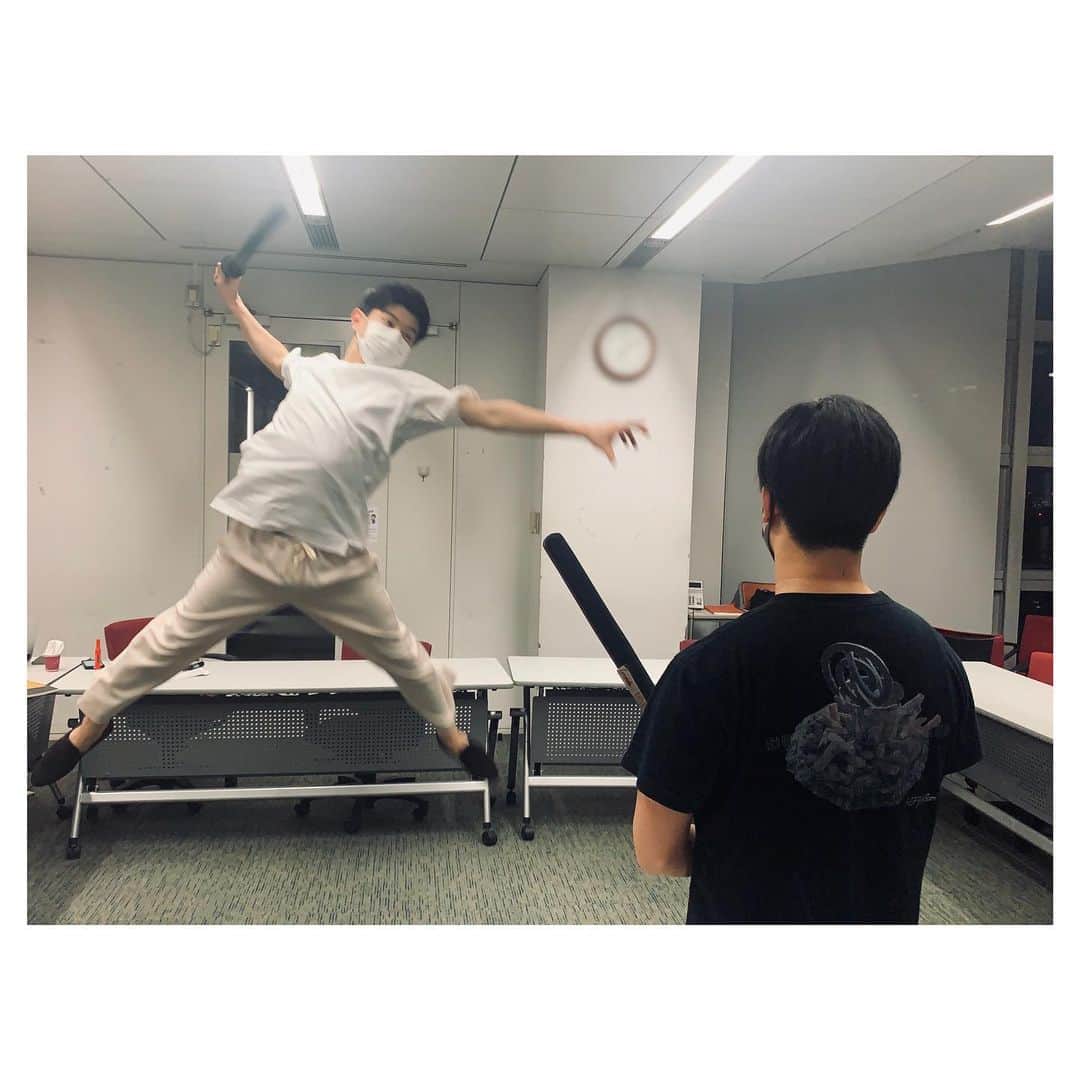 篠原光さんのインスタグラム写真 - (篠原光Instagram)「. 放課後ヒルナンデスの放課後😌@hirunandesu_ntv_official   「木曜ヒルナンデス!でスポーツチャンバラが登場しますよー！」 とお知らせした後、  そのスポーツチャンバラをアンジー(インスタライブチームのスタッフさん)が持っていたので、 鏡文字のO君(インスタライブチームのスタッフさん)に付き合ってもらいながら遊びました。 #固有名詞多  とても楽しかったですが、明日のヒルナンデス！ではもっと楽しそうなめるるさんが見られますので、ぜひ！  #O君の背中 #付き合ってくれてる感200% #お仕事で疲れているのに #ありがとうございます  #剣技憧れますよね… #牙突とか #獅子歌歌とか #天翔龍閃とか  #でも空中技は隙が多いのでよくないと #これも漫画で読みました  #あと目怖」6月9日 20時34分 - ko_shinohara