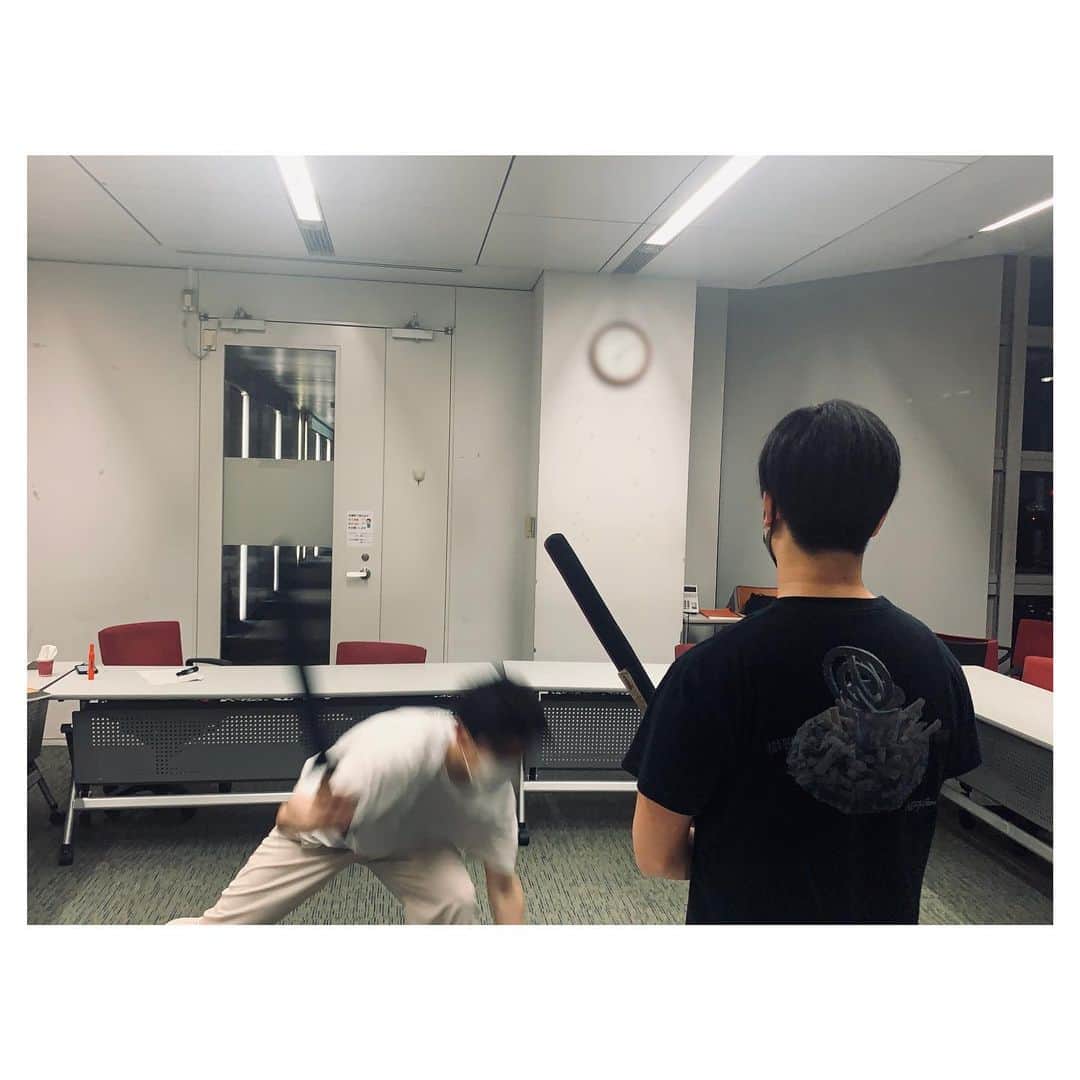 篠原光さんのインスタグラム写真 - (篠原光Instagram)「. 放課後ヒルナンデスの放課後😌@hirunandesu_ntv_official   「木曜ヒルナンデス!でスポーツチャンバラが登場しますよー！」 とお知らせした後、  そのスポーツチャンバラをアンジー(インスタライブチームのスタッフさん)が持っていたので、 鏡文字のO君(インスタライブチームのスタッフさん)に付き合ってもらいながら遊びました。 #固有名詞多  とても楽しかったですが、明日のヒルナンデス！ではもっと楽しそうなめるるさんが見られますので、ぜひ！  #O君の背中 #付き合ってくれてる感200% #お仕事で疲れているのに #ありがとうございます  #剣技憧れますよね… #牙突とか #獅子歌歌とか #天翔龍閃とか  #でも空中技は隙が多いのでよくないと #これも漫画で読みました  #あと目怖」6月9日 20時34分 - ko_shinohara