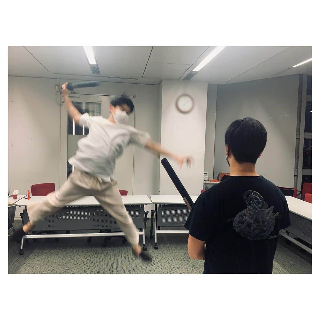篠原光さんのインスタグラム写真 - (篠原光Instagram)「. 放課後ヒルナンデスの放課後😌@hirunandesu_ntv_official   「木曜ヒルナンデス!でスポーツチャンバラが登場しますよー！」 とお知らせした後、  そのスポーツチャンバラをアンジー(インスタライブチームのスタッフさん)が持っていたので、 鏡文字のO君(インスタライブチームのスタッフさん)に付き合ってもらいながら遊びました。 #固有名詞多  とても楽しかったですが、明日のヒルナンデス！ではもっと楽しそうなめるるさんが見られますので、ぜひ！  #O君の背中 #付き合ってくれてる感200% #お仕事で疲れているのに #ありがとうございます  #剣技憧れますよね… #牙突とか #獅子歌歌とか #天翔龍閃とか  #でも空中技は隙が多いのでよくないと #これも漫画で読みました  #あと目怖」6月9日 20時34分 - ko_shinohara