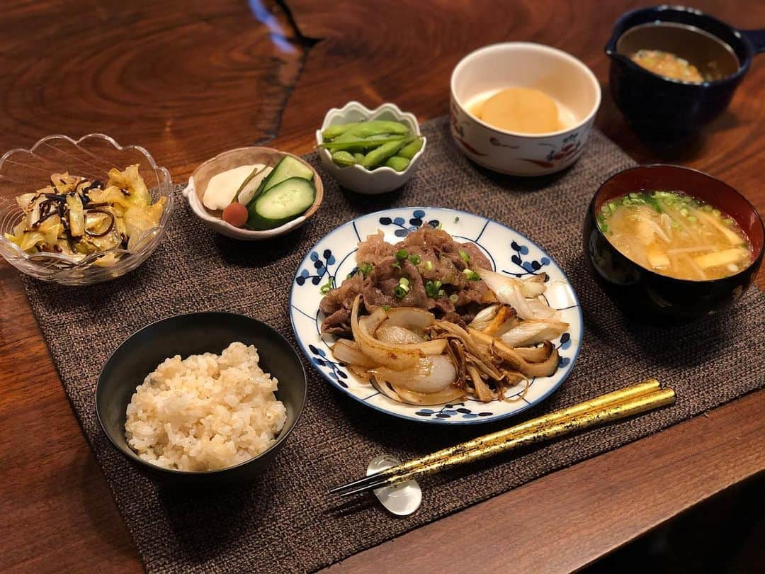 月央和沙さんのインスタグラム写真 - (月央和沙Instagram)「うちの晩ご飯👆🏻 . #すき焼き風 #塩昆布キャベツ #大根煮物 #枝豆 #納豆 #もやしとお揚げのお味噌汁 #お漬物」6月9日 20時28分 - kazusa_tsukio