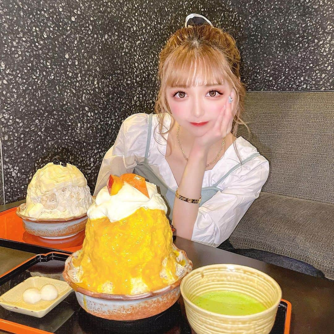 あやちゃんさんのインスタグラム写真 - (あやちゃんInstagram)「ずーっと行きたかったかき氷🍧 平日のお昼で待ちなしでした✨ マンゴーとみたらしミルクを注文🥭 1つ3000円の宮崎マンゴーかき氷 美味しすぎる🥺🥺🥺 クリームたっぷりだから腹パン！🤍  土日はめちゃくちゃ混むよおお😵  📍東京都台東区上野3-24-6 パルコヤ1Ｆ 🕐10:00〜20:00 👛2000〜3000円  #廚otonaくろぎ #くろぎ #廚菓子くろぎ #かき氷 #かきごーらー #かきごおりすと #ごーらー #かき氷巡り #マンゴーかき氷 #かき氷部 #みたらしみるく #上野グルメ #上野カフェ #上野 #上野広小路 #御徒町グルメ #御徒町 #カフェ巡り #黒蜜きなこ #かき氷巡り #湯島グルメ #湯島 #秋葉原グルメ #グルメ女子 東京カフェ #東京グルメ #甘味処 #ミルクかき氷 #和菓子」6月9日 20時31分 - aya.you.love.r