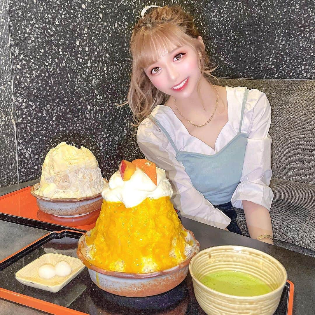 あやちゃんさんのインスタグラム写真 - (あやちゃんInstagram)「ずーっと行きたかったかき氷🍧 平日のお昼で待ちなしでした✨ マンゴーとみたらしミルクを注文🥭 1つ3000円の宮崎マンゴーかき氷 美味しすぎる🥺🥺🥺 クリームたっぷりだから腹パン！🤍  土日はめちゃくちゃ混むよおお😵  📍東京都台東区上野3-24-6 パルコヤ1Ｆ 🕐10:00〜20:00 👛2000〜3000円  #廚otonaくろぎ #くろぎ #廚菓子くろぎ #かき氷 #かきごーらー #かきごおりすと #ごーらー #かき氷巡り #マンゴーかき氷 #かき氷部 #みたらしみるく #上野グルメ #上野カフェ #上野 #上野広小路 #御徒町グルメ #御徒町 #カフェ巡り #黒蜜きなこ #かき氷巡り #湯島グルメ #湯島 #秋葉原グルメ #グルメ女子 東京カフェ #東京グルメ #甘味処 #ミルクかき氷 #和菓子」6月9日 20時31分 - aya.you.love.r