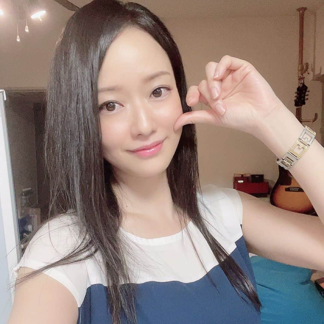 吉山りささんのインスタグラム写真 - (吉山りさInstagram)「🏜 ただいまぁ💗  今日32度？とかなり灼熱でした🌞  でも暑いの嬉しいけど〜😍  毎回 友だちとお別れする時  コロナのせいで  ハグやほっぺチュー出来ないのがかなりストレス🥺💋   今日はわかにゃんとハイタッチてバイバイ👋🏻☺️✨  #吉山りさ  #美容 #40代 #美肌ケア #フリーモデル  #フリーランスモデル #me #instalike #アラフォーママ #モデル #model #Japanese #溫泉 #バスタオル女子 #バスタオルモデル #温泉 #温泉ソムリエ #秘湯 #お酒 #お風呂 #温泉モデル #温泉女子 #hotsprings #bañarse #모델  #me  #givemefive    #コロナなんかに負けないもん   #アラフォーママ」6月9日 20時39分 - oreorerisa