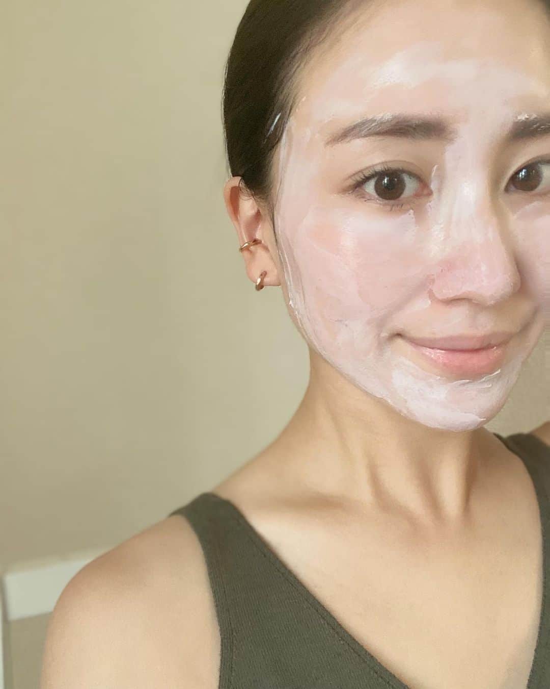 Ayaさんのインスタグラム写真 - (AyaInstagram)「@femmue_japan  の新商品が凄く良かった🕊 ソフトクレイベルベットマスク💆‍♀️ . ふんわりとなめらかなテクスチャーで 毛穴の汚れや不用な角質を吸着し、 やさしく取り除くマスク。  10分置いて流すと保湿もしっかりされ、 お肌が潤ってて柔らかくなった😍💓  1週間のスペシャルケアとしても オススメなマスクです☺️🤍  #ファミュ  #femmue  #スペシャルケア  #クレイマスク #パック #美容」6月9日 20時39分 - aya__fit