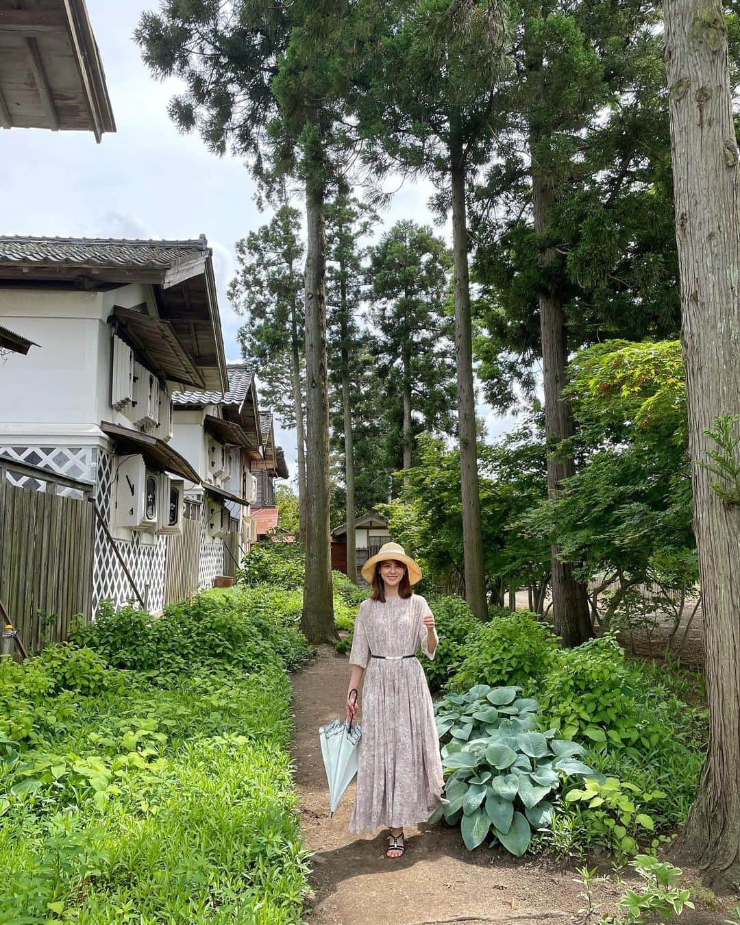 藤井美菜さんのインスタグラム写真 - (藤井美菜Instagram)「. こちらの二宮家は個人の邸宅の為、期間を限定してお庭を公開してくださっています。 バラ園の公開は6月13日までだそうですよ。日本庭園「静勝園」も綺麗だったな😌 여기 니노미야케는 개인 집이라서 기간 한정으로 정원을 보여주신다고 들었어요. 장미원은 6월13일날까지  오픈이 돼있다고 합니다. 일본정원 세이쇼원도 너무 예뻤어여😌 Japanese garden “Seisyoenn” is also beautiful.  #新潟#二宮家バラ園#日々の写真 #今日のコーデ #美菜私服#일본#니가타#장미원#장미#Japanesestyle #niigataprrfecture#beautiful #photooftheday #ootd #flowerlovers#rosegarden」6月9日 20時46分 - fujii_mina_0715