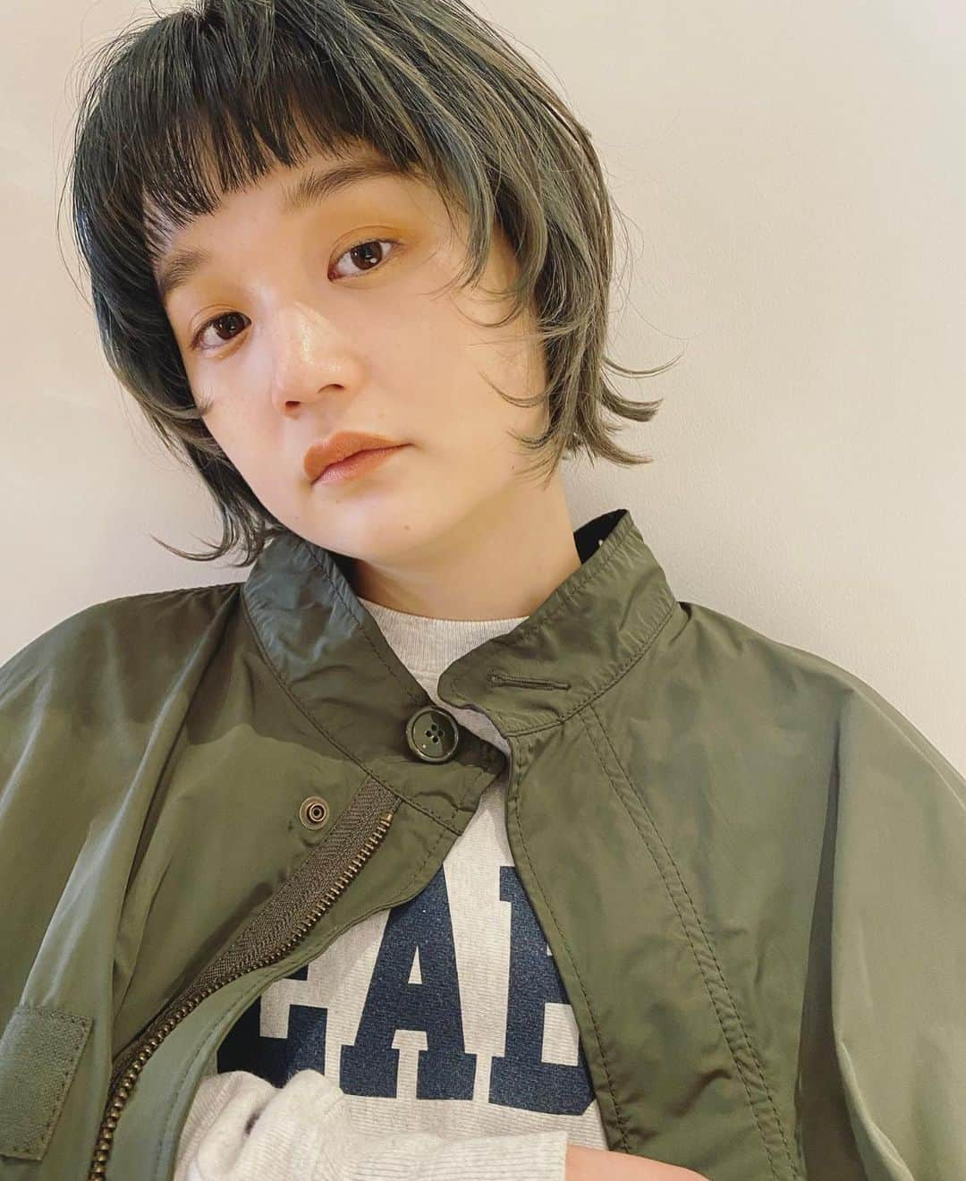 HAIRさんのインスタグラム写真 - (HAIRInstagram)「「顔周りのカットにgreenのカラーがベストマッチ💚🍃」 HAIR掲載スタイリスト：吹田成野  （ @narunoooo ） . -----------------------------------------------------------  Follow me👉🏽 @hair.cm  HAIR webサイトは「HAIR（ヘアー）」で検索！✨  -----------------------------------------------------------  HAIRは、お客様の『なりたいを叶えるスタイリスト』が集まるサイトです。  日々スタイリストの方々の素敵なヘアスタイルを掲載しています。  投稿スナップ数約40万の中から、気に入ったスタイルを見つけませんか？  HAIRを通じてサロンに予約もできますよ！💕  ----------------------------------------------------------- . . #ショート #ショートヘア #ショートカット #ショート女子 #ショートボブ #レイヤーカット #ウルフ #ウルフヘア #ウルフカット #グリーン #グリーンカラー #green #green color #ヘアスタイル #髮型 #髮型屋 #髮型設計 #发型 #短髮 #日系髮型 #女生髮型 #女生短髮 #염색 #헤어 #단발 #bob #복구펌 #짧은머리 #숏컷」6月9日 21時00分 - hair.cm