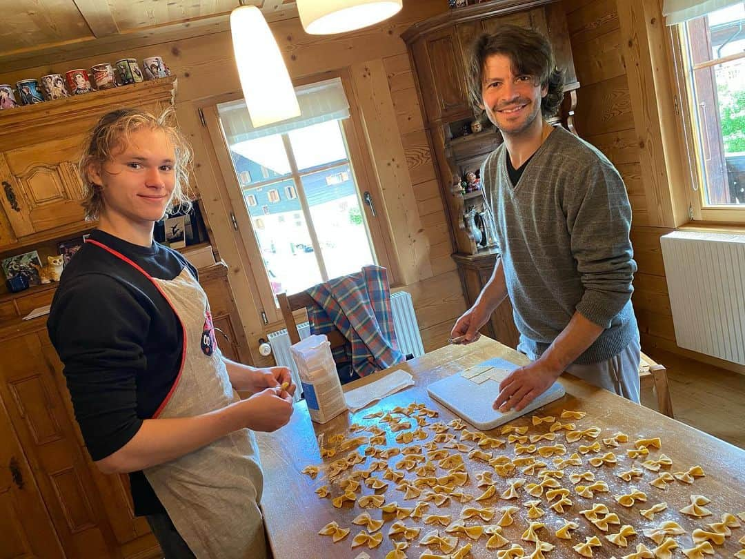 ステファン・ランビエールのインスタグラム：「Helping the chef!」