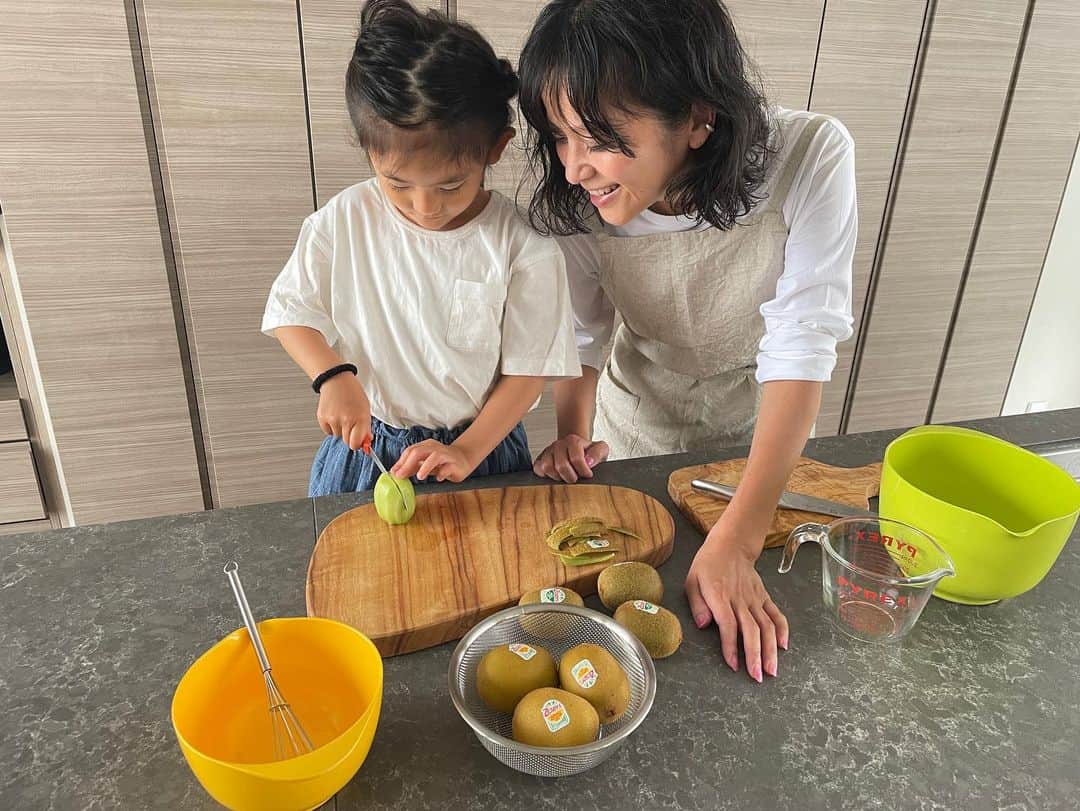 原田沙奈子さんのインスタグラム写真 - (原田沙奈子Instagram)「「パンケーキ食べたい」から、「パンケーキ作りたい」に変わった年長さんのアマネ。  キッチンに立ってお料理するのが好きになって欲しかったから、嬉しいなぁ。  材料を用意して混ぜたりするのはアマネの係。 私は基本、焼く係。 （パンケーキの形を変えるだけでいつも喜んでくれるから、やめられない🥴）  今回は栄養たっぷりのキウイと。 ゼスプリ サンゴールドキウイとゼスプリ グリーンキウイ。 私が皮をむいてアマネが好きな大きさに切って、 サークル状に焼いたパンケーキの中に入れるようにした。←キウイが落ちなくてよいかなーと  いつものパンケーキもビタミンCや食物繊維豊富なキウイと一緒に食べると美味しいし。  おうち時間で一品ものが多くなって栄養も偏りやすいし、 体調もゆらぐ梅雨時期は免疫力も下がりやすいし、 子供が食べやすくて美味しいキウイで腸活できたらいいな。 母の気持ち届けー。  皆さんはどんなパンケーキ作ってるのかなぁ♡  〈 #おたすけキウイ”キャンペーンが開催されているので是非みてみてください🥝〉  @zespri_jp #キウイ#ゼスプリ#ゼスプリキウイ #こどもごはん#ゼスプリ_PR #5歳#親子料理#パンケーキ」6月9日 21時10分 - sanakoharada