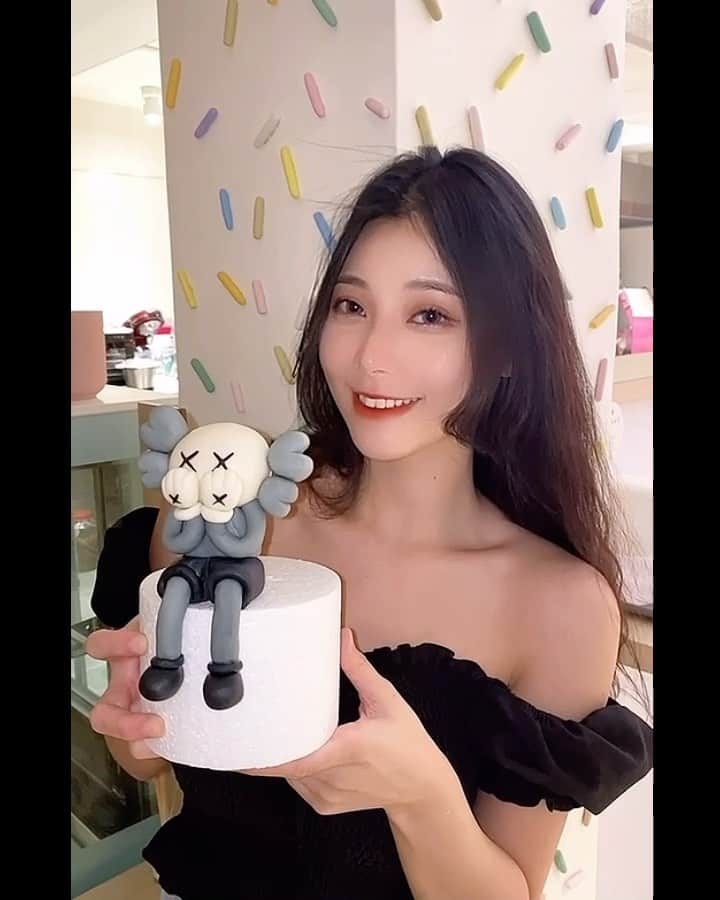 張香香のインスタグラム：「最近開始聽到身邊朋友說快悶壞了 我說我倒是很習慣還頗喜歡宅在家的生活🤣 雖然沒新照可發但我還有超多庫存 之前都懶得整理現在一堆時間慢慢發剛剛好🤪 第一次自己做翻糖 也是最後一次😂 我記得好像做了四小超久 做完只有一個感想 翻糖老師都好有耐心好厲害🥲 以後翻糖蛋糕還是用訂的就好了😀 最近疫情不能親自幫朋友慶生 很適合訂個美美的蛋糕直送心意 給朋友一個驚喜❤️ 🎂/ @sweetpercent.co」