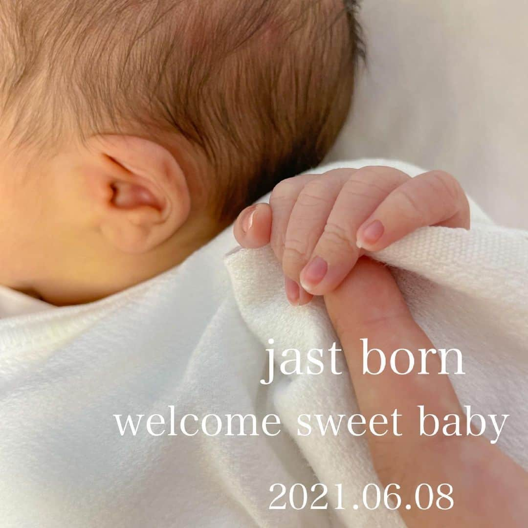 AMIのインスタグラム：「👶🏻 . 2021.06.08 AM10:33 ＊3268g 50.5cm 無事、息子誕生しました🤱🏻 . 記念に出産レポ📝  6月7日　40w2d 検診 10時 先生に「今夜来そうだよ〜」と言われる 前駆陣痛？なのか分からないけど 不規則にお腹が張ったり張らなかったり  17時 トイレに行くとおしるし出てる👀  6月8日　40w3d  1時 眠れなくて横になってたら お腹からパチン💣って破水  大樹君起こして病院電話したら 「すぐ来てください」って言われて 2時 病院到着🏥入院  子宮口2cm  まだかかりそうだからって 大樹君と1回バイバイ🥲💬  ここから地獄 前の日検診で早起きしてたから 睡魔ヤバくて寝れたら寝てね〜って言われたけど それどころじゃ無いくらい痛い (陣痛3分間隔くらい) この時YouTubeではんなりママ動画の練習通りに 座ったりテニスボール当てたりしてた🎾  7時 子宮口7.8センチ お産の進み凄い早くてビックリ ここで大樹君も急いで来てくれた👨🏻❤︎  7時半 子宮口MAX ラストスパート！最高！もう会える！ って思いながら歩いて分娩室🚶‍♀️  まさかのここからまた地獄  分娩台上がったら陣痛の痛み引いちゃって 「まだだね〜」って撃沈🙄💬  点滴で陣痛強めてくれてたけどなかなか強くならなくて 先生来る前に助産婦さんといきむ練習 ↑この時からずっと横で大樹君も 呼吸合わせてくれてた🥺💭  これを、ずるずる3時間🕒  もう終わらないじゃん…マジ飛ぶ🙄って 思い始めた時に いきみ練習の成果で頭見えてくる  10時 やっと先生来てくれて2回くらいいきんで 息子誕生👶🏻🌸  あみは終わった…の達成感で放心状態🙄 大樹君は感動して泣いてました🥲  横で腰マッサージしてくれたり飲み物飲ませてくれたり 助産婦さんに、「まだかかりそうだし旦那さん座ってていいよ」って言われてるのに立ちっぱなしで ずっと声かけ続けてくれた大樹君👨🏻✨ この人と結婚して良かった 赤ちゃんの父親がこの人で良かった って心の底から思いました この時の事は絶対に一生忘れない😌💭  先生にも助産婦さんにも 静かで立派なお産だった！我慢強いね！ って褒められた🤰🏻💭  入院してから8時間半 しんどかったけど達成感しか無い3人で頑張ったお産😭 10ヶ月間お腹の中で何事も無く健康に育ってくれて、 無事生まれてきてくれて、あみと大樹君の元に来てくれて本当にありがとう👶🏻  あと、自分の親に、自分を産んでくれて ここまで育ててくれて本当ありがとう って気持ちになりました  尊くて、愛おしい…我が子。 これから家族みんなで幸せになろうね🙈🌈✨ . #0608 #出産 #第一子 #出産レポ」