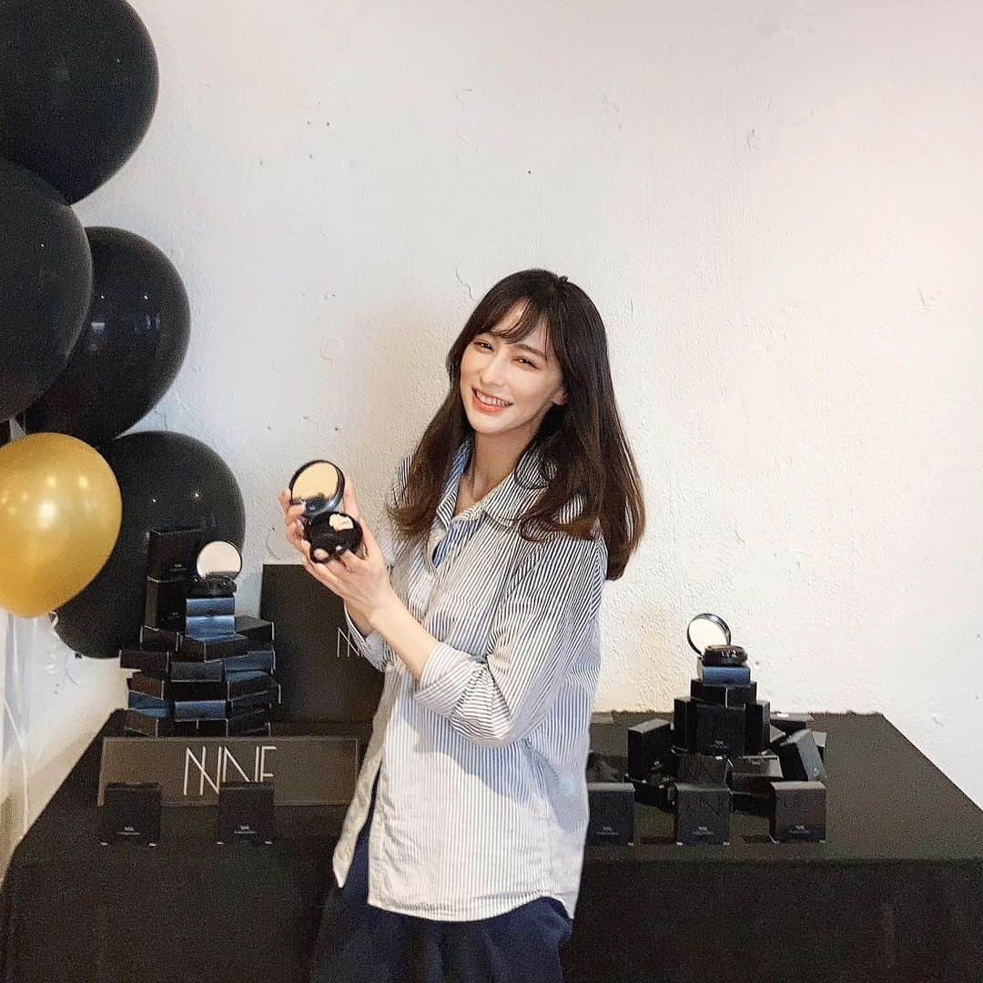 瀬戸晴加のインスタグラム：「昨日ストーリーにも載せましたが、新ブランドNINEが開催する「ファンデLABO」というイベントに参加してきました☺️🖋  人気美容家で昔から仲良しのゆいコスこと松田唯花ちゃんと、人気ヘアメイク高橋有紀さんの2名が講師というとっても贅沢なイベントで、NINEグラインディングファンデーションの使い方から肌悩み別の解決策に下地との合わせ方までとても細かくレクチャーして頂きました😚❤️ ニードルファンデを使うのは初めてでしたが、毛穴よりも小さいサイズというニードルなので痛みなどは全くなく、使うごとにリフトアップ効果があるそう✍️ コンシーラーいらずのカバー力なので1アイテムでしっかりカバーできるところもポイント高かったです！ 座談会もアットホームな雰囲気で、メイクってやっぱり楽しいなと思えた素敵な時間でした❤️ @nineshop_official  #メイクレッスン#美容家#ファンデーション#コスメ好き#美容針ファンデーション#鉛筆削りファンデ#針ファンデーション#肌ケア#カバー力#敏感肌#針美容#ナインファンデ#9ファンデ#pr」