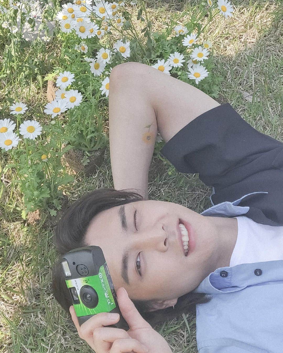 ジャニーのインスタグラム：「wait, hold my camera」