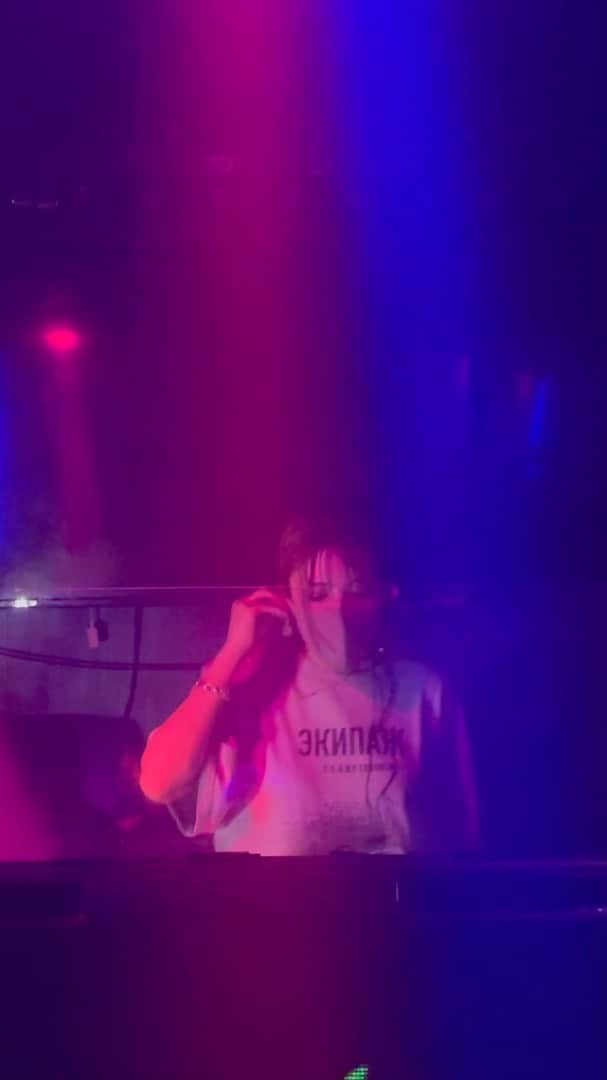 DJ CHI☆MEROのインスタグラム：「毎日40分無限リピートで聴いてる曲をかけました😇 . . @vividboooy  Heaven's Drive  #spotify #music #dj #femaledj」