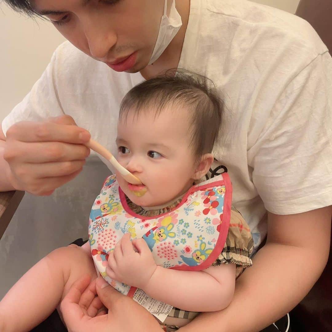アレクサンダーのインスタグラム：「離乳食は一日２回❤️しっかり食べて ミルクは7.8回くらいかな❤️ あんまり飲まない時もあるけど よく食べて飲んでくれてるよ ありがとう😊 #娘 #赤ちゃん #hermes  #burberry  #loewe」