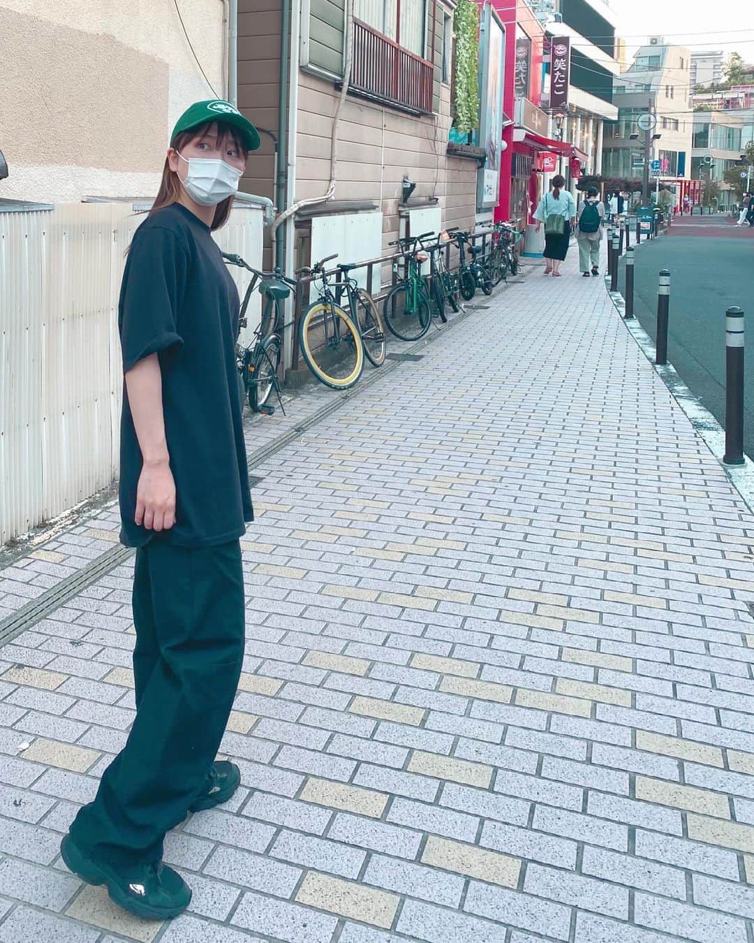 にこのインスタグラム：「最近は荷物持たないのが楽すぎる  Tops : #moussy Bottoms :  #moussy Shoes : #adidas  Cap : どっかの」