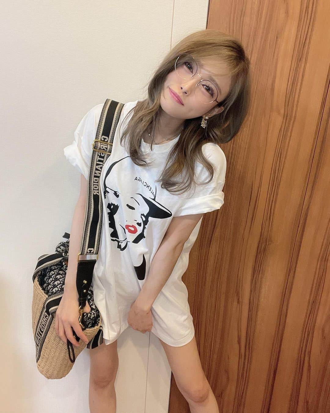 七瀬ひなさんのインスタグラム写真 - (七瀬ひなInstagram)「デフドーグさんのお馴染みのBALENCIAGAのTシャツꫛꫀꪝ✧‧˚ver.が出たそうです💁‍♀️💋 やぱめちゃくちゃかわいい🥲💗 ひなはワンピぽくも着れるように XLサイズ着用してます！ 参考にしてね💁‍♀️ Tシャツはこれからの時期にもぴったりじゃけん、ぜひに💁‍♀️💋  #デフドーグ #defdawg #BALENCIAGA #Tシャツ #メンズライク #かわいい #おすすめ」6月9日 23時03分 - piyo0717