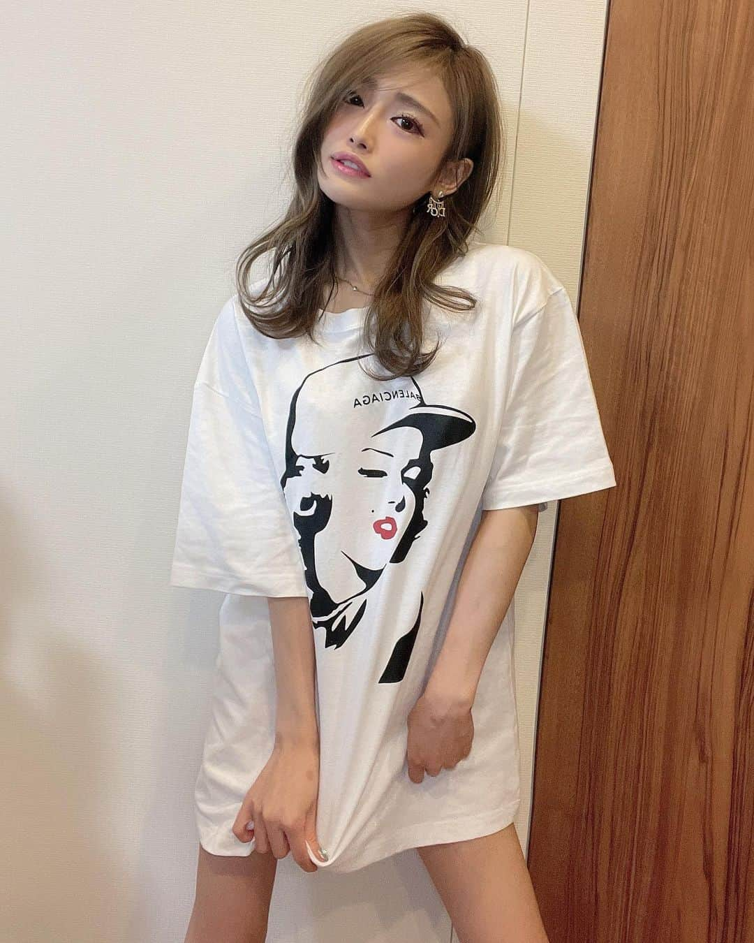 七瀬ひなのインスタグラム：「デフドーグさんのお馴染みのBALENCIAGAのTシャツꫛꫀꪝ✧‧˚ver.が出たそうです💁‍♀️💋 やぱめちゃくちゃかわいい🥲💗 ひなはワンピぽくも着れるように XLサイズ着用してます！ 参考にしてね💁‍♀️ Tシャツはこれからの時期にもぴったりじゃけん、ぜひに💁‍♀️💋  #デフドーグ #defdawg #BALENCIAGA #Tシャツ #メンズライク #かわいい #おすすめ」