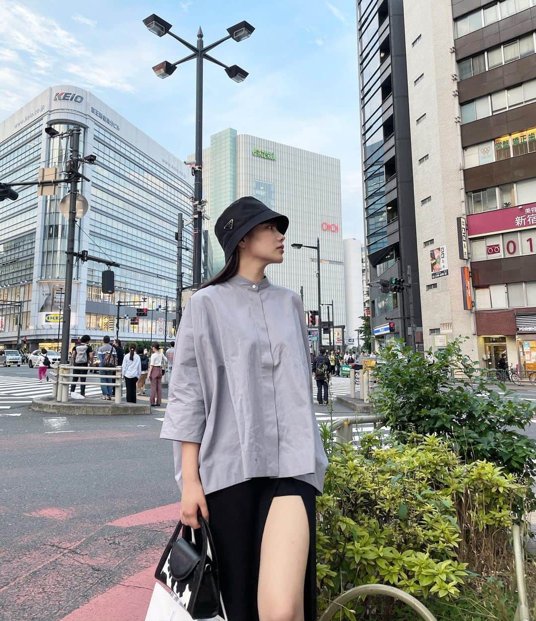 えみ姉のインスタグラム：「ㅤ シャツとスカートの相性良すぎて 大好きなコーデ♡ ㅤ シャツのグレーは人気で完売してるけど とにかく形可愛すぎるから他の色でも 十分めっちゃ可愛いし使えそうだよ〜🤤(白黒も欲しい) ㅤ @darich_official のスカートも 万能すぎるしスタイル良く見えて さすがさきさん @saki__saito すぎる、、、♡ ㅤ #uniqlo #jilsander #ootd #code」