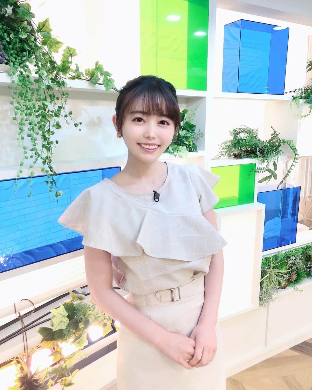 辻満里奈さんのインスタグラム写真 - (辻満里奈Instagram)「暑い一日でしたね☀️ タダイマ！BOOOOMのコーナーでご紹介した、海洋ゴミで作ったモササウルスのおもちゃが、とても可愛かったです🦖(食べられちゃってる池尻さんも💕)  #タダイマ！ #アナウンサー衣装 #mischmasch #lerevevaniller #私服 #タイトスカート #オフィスカジュアル #海洋ゴミ #リサイクル #sdgs #rkb #rkb毎日放送 #カラフルマンス #アナウンサー#池尻和佳子 アナ #辻満里奈」6月9日 23時16分 - marina__tsuji