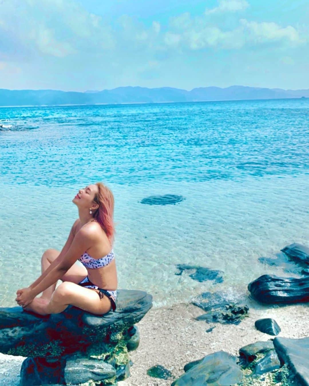 Hitomiのインスタグラム：「❤︎ そろそろ海とか行きたいなあ〜🥺 楽しいことしたいなあ💗 溺れるけどまたあのサーフィン企画やりたい🏄‍♀️w . #cyberjapan #cyberjapandancers #サイバージャパン #サイバージャパンダンサーズ　#海　#sea #沖縄　#okinawa #座間味 #zamami #座間味島」