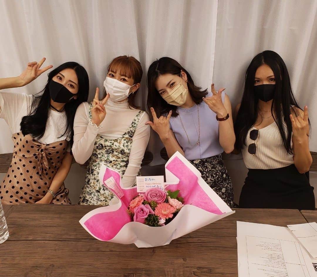 のインスタグラム：「まこち20歳の誕生日おめでとう⭐️🍰﻿ 今日も始まりから色々あったけどw﻿ 楽しかった〜〜杏ちゃん初出演ありがとう！﻿ ﻿ 会場の方もオンラインの方もありがとうございましたー🙏✨  オンラインの皆さんは特典待っててね！！動画特典、、恥ずかしくて何話したら良いかわからない現象おきてますが😱w﻿ ﻿ 今回は収録の中で何のテーマが印象的だったかな？？感想も知りたい🎵﻿ ﻿ 写真載せたい方はDM専用アカウントに１０枚まで送ってくださいねー😆﻿ ﻿ ﻿ 次回7月もお楽しみに！！！！﻿ ﻿ ﻿ #ステラhappytune #公開収録　#ラジオ #レースクイーン #撮影会モデル #撮影会 #オンライン #zoom #生配信 #ライブ配信 #asiangirls #マスク女子 #市川うらら #市川うららfm」