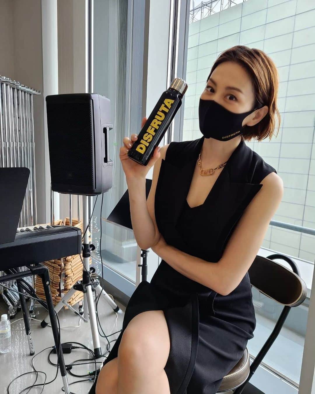 米倉涼子のインスタグラム：「みなさんこんばんは^ ^﻿ 今日は私のファンクラブ﻿ 「よねさんち」についてのお知らせです！﻿ ﻿ 大変お待たせししました！﻿ 兼ねてより準備していた、﻿ “よねさんち公式グッズ”の会員限定オンラインショップが近日オープンとなります‼️﻿ 今回は4月に開催したショー﻿ 「DISFRUTA」のグッズを販売します❣️﻿ 私の想いが沢山詰まった﻿ 「コメグッズ」、少しでも多くの方に使って貰えたら嬉しいです🥰🥰﻿ ﻿ 是非楽しみにしていてくださいね！﻿ ﻿ ﻿ Good evening, friends ^ ^﻿ A notice from my fan club ‘Yonesan-chi!’﻿ ﻿ Our long awaited official ‘members only’ online shop will be coming soon‼️﻿ Merchandise from my April show DISFRUTA will be on sale - hopefully my heartfelt ‘Kome-items’ will reach many of you🥰🥰﻿ Look forward!!﻿ ﻿ ﻿ #disfruta  #いつもありがとう  #感謝」