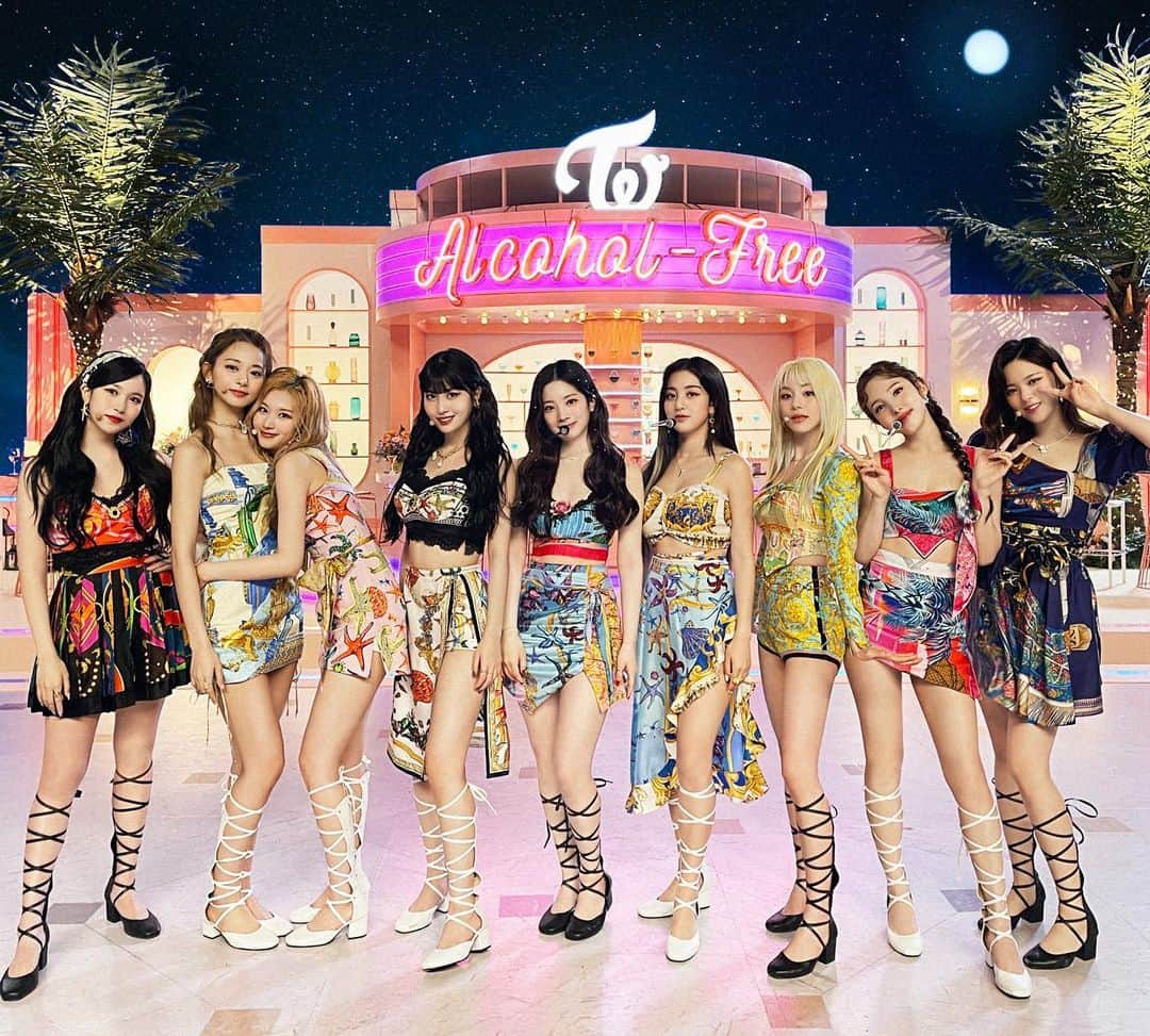 TWICEのインスタグラム：「TWICE & The Ellen DeGeneres Show - #TWICE #트와이스 - {#nayeon #나연 #jeongyeon #정연 #momo #모모 #sana #사나 #jihyo #지효 #mina #미나 #dahyun #다현 #chaeyoung #채영 #tzuyu #쯔위}」
