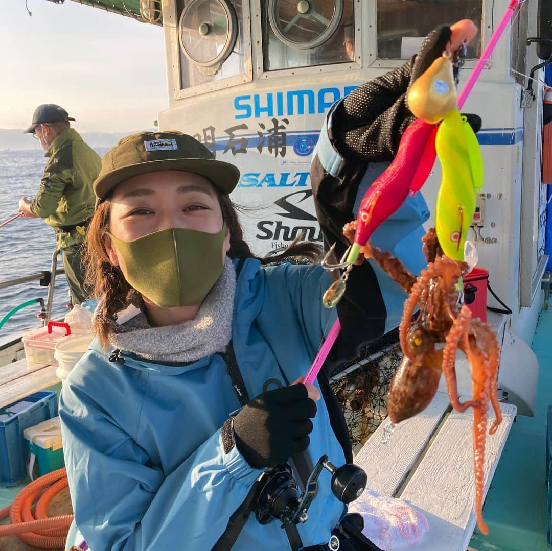 彼方茜香さんのインスタグラム写真 - (彼方茜香Instagram)「タコ🐙♥ 今シーズン初タコ釣りはプライベート釣行でした(^^) とゆうか取材で来てたメンバーに勝手に便乗させてもろた♪ お隣のBOSSは24杯！ 私は8杯！ タコ釣りは簡単やけど腕の差が出ますねぇ。。。 タコの1番好きな食べ方は｢タコ酢｣ これで今年も夏を乗り切れそうです！いや、足りないのでまた行きたいと思います！笑  #ハヤシのタコさん   #間もなく発売  #フィッシングハヤシ  #明石タコ  #魚英  #小さいタコはリリーしましょう  #タコルール  #オクトパッシング  #sarynfishing」6月10日 9時13分 - serikaochikata