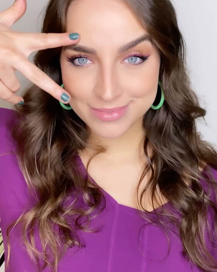 Bruna Unzuetaのインスタグラム：「Pronta pra curtir o #BaileDosOlhosMac 🎉🎊 gostaram da make? Esse hit é uma parceria da @maccosmeticsbrasil com a @pabllovittar e @nattinatasha  que celebra a individualidade de cada pessoa através do olhar 🥰 E falando nisso, a M.A.C disponibilizou 20% de desconto em produtos para a área dos olhos , além do meu cupom OLHOS-BRUUNZUETA pra vocês ganharam um presente especial da marca 😱   Produtos: Paleta de sombras Art Libary - nude model (para o côncavo usei a cor: TetATint), sombra solta Powder Kiss Lens Blur, delineador Liquidlast Liner Point Black, máscara in extreme dimension 3D, Lápis powerpoint Engraved」