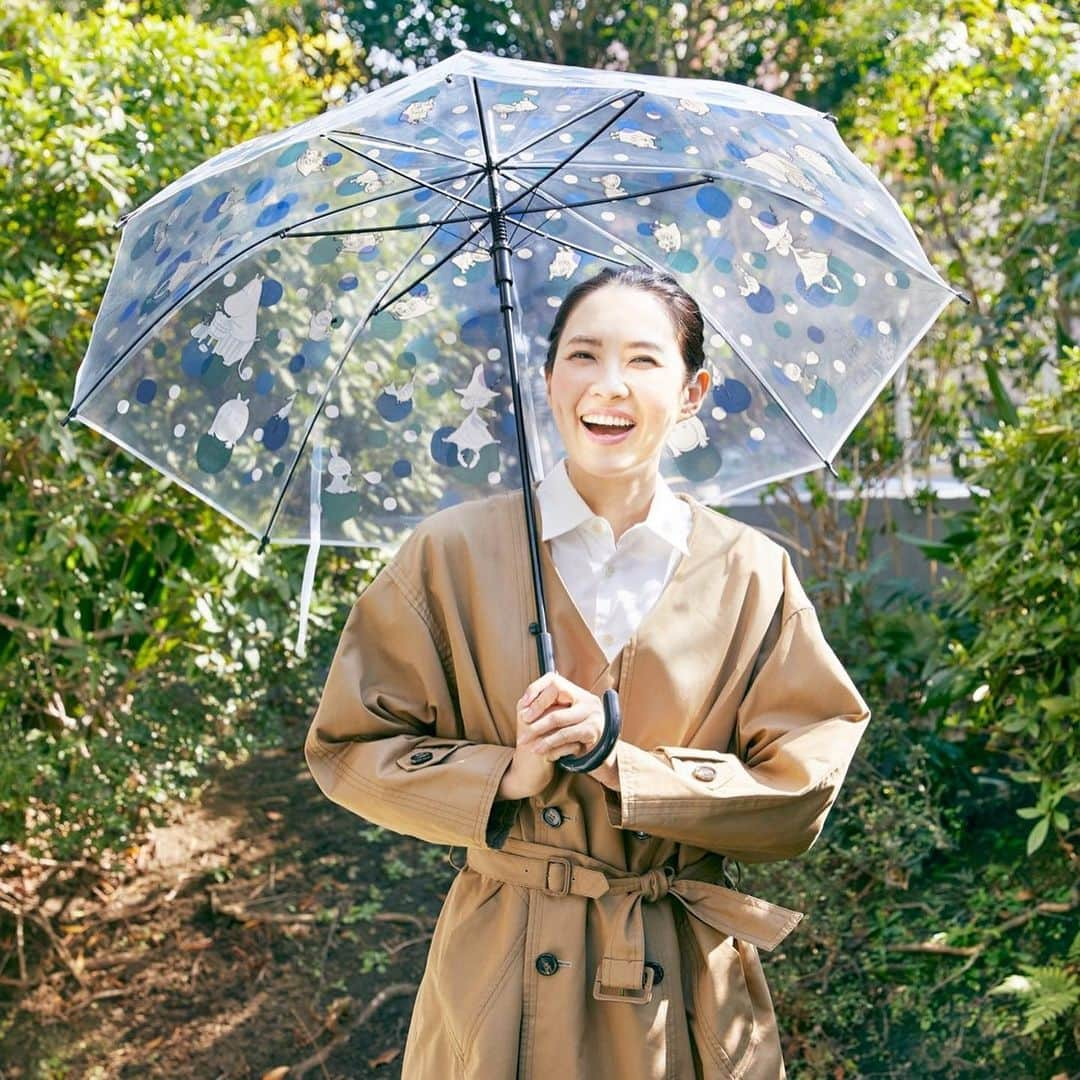 浜島直子さんのインスタグラム写真 - (浜島直子Instagram)「本日発売の、ローソン限定『MOONIN UMBRELLA BOOK -LIMITED-』に出させていただいてます☂️  この撮影の日は本当にいい天気で、雨上がりのように撮りました🌈  サイズも大きめでワンタッチ、持ち手の先には滑り止めも！ いいことずくめや〜🙌  可愛いムーミンにキュンとしつつ、柄の部分が黒いから大人っぽく使えそうです👍  息子に取られないようにしなくちゃ😎✨ ・ #moomin  #ムーミン #umbrella  #傘 #宝島 #宝島社  #moominumbrella #ローソン限定」6月10日 9時59分 - hamaji_0912