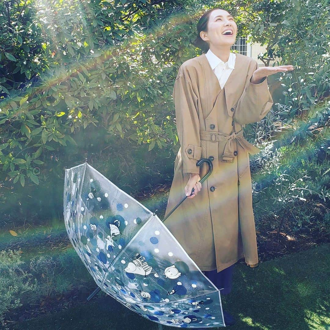 浜島直子さんのインスタグラム写真 - (浜島直子Instagram)「本日発売の、ローソン限定『MOONIN UMBRELLA BOOK -LIMITED-』に出させていただいてます☂️  この撮影の日は本当にいい天気で、雨上がりのように撮りました🌈  サイズも大きめでワンタッチ、持ち手の先には滑り止めも！ いいことずくめや〜🙌  可愛いムーミンにキュンとしつつ、柄の部分が黒いから大人っぽく使えそうです👍  息子に取られないようにしなくちゃ😎✨ ・ #moomin  #ムーミン #umbrella  #傘 #宝島 #宝島社  #moominumbrella #ローソン限定」6月10日 9時59分 - hamaji_0912