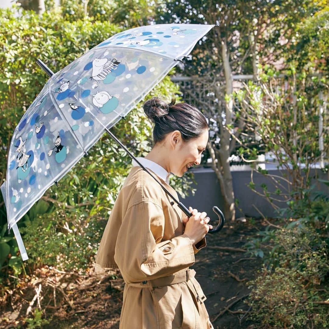 浜島直子さんのインスタグラム写真 - (浜島直子Instagram)「本日発売の、ローソン限定『MOONIN UMBRELLA BOOK -LIMITED-』に出させていただいてます☂️  この撮影の日は本当にいい天気で、雨上がりのように撮りました🌈  サイズも大きめでワンタッチ、持ち手の先には滑り止めも！ いいことずくめや〜🙌  可愛いムーミンにキュンとしつつ、柄の部分が黒いから大人っぽく使えそうです👍  息子に取られないようにしなくちゃ😎✨ ・ #moomin  #ムーミン #umbrella  #傘 #宝島 #宝島社  #moominumbrella #ローソン限定」6月10日 9時59分 - hamaji_0912