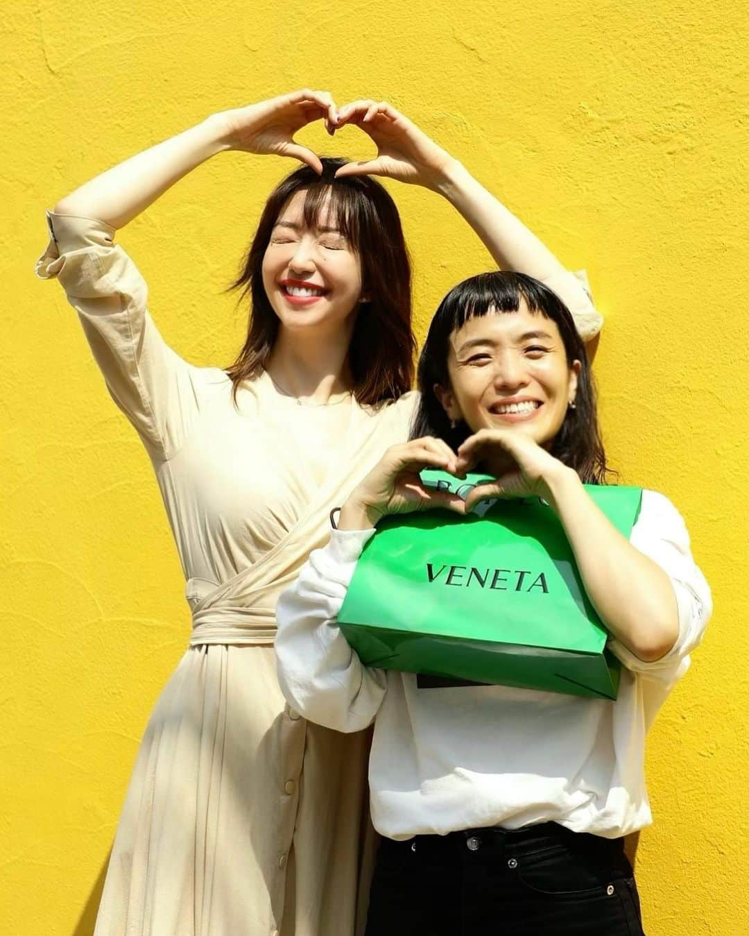 松島花さんのインスタグラム写真 - (松島花Instagram)「: Happy Birthday @akikokizu66 🥰🎂 先日、6日6日がお誕生日だった 心の友であり❤️たくさんのお仕事で スタイリングを担当してもらっている 木津ちゃんと今日は撮影が一緒なので📷 プレゼントとお手紙を渡しました🎁💌 @newbottega のお花ピアス🌼 : Photo by @ballpark.inc 🙏🏻 #スタイリスト #木津明子 ちゃん #お誕生日おめでとう ‼︎ #きゅん ♡ #いつもありがとう ‼︎ #らぶ ♡」6月10日 10時09分 - hana_matsushima_official