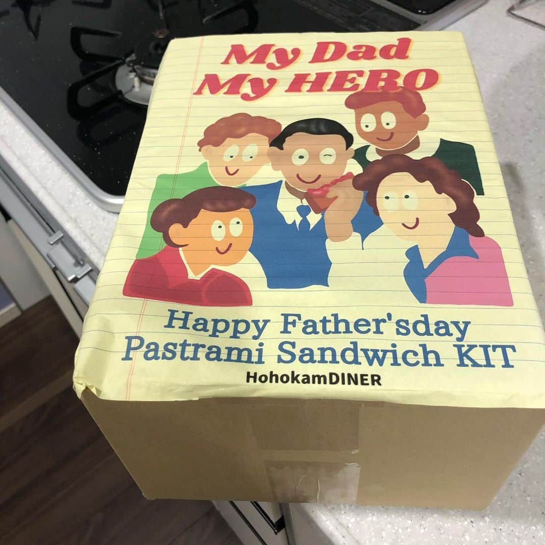 オクヒラテツコ（ぺこ）さんのインスタグラム写真 - (オクヒラテツコ（ぺこ）Instagram)「@hohokamdiner Happy Father'sday Pastrami Sandwich KIT🥪🇺🇸 こんなかわいい姿でおうちに届いてもうキュンキュン！お父さんになりたいと思うほど！笑　中身はおいしそうなパストラミサンドイッチが簡単に作れるセットやから、父の日に息子といっしょにりゅうちぇるにひみつで作ろうかな❤️みんなは父の日なにするの？」6月10日 2時08分 - pecotecooo