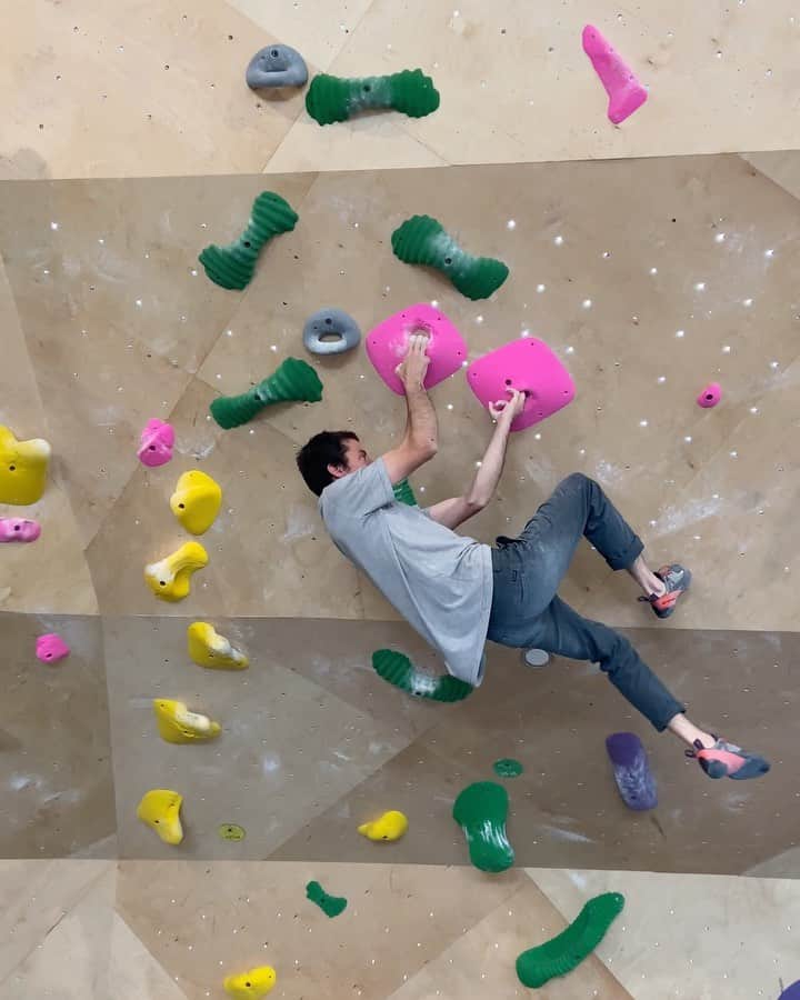 ポール・ロビンソンのインスタグラム：「It is so awesome to be back @osoclimbinggyms !」