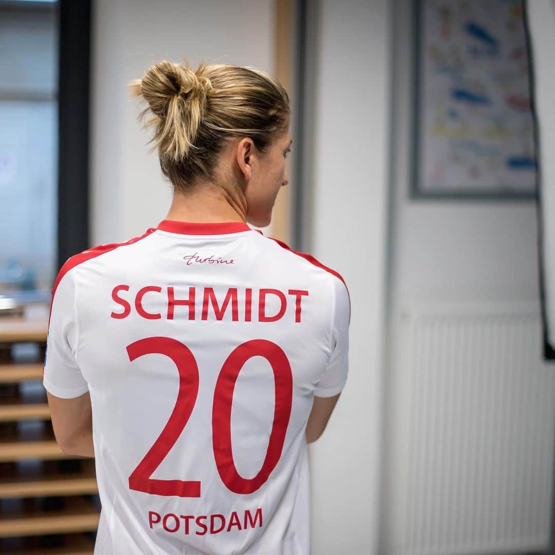 ビアンカ・シュミットのインスタグラム：「2006-2012 & 2015-2021 - nach zwölf Jahren bei Turbine Potsdam gehe ich mit einem lachenden und einem weinenden Auge und bin voller Vorfreude, auf das was noch kommt!  Ich danke den Fans für die jahrelange Unterstützung und dafür, dass sie mich immer spüren lassen haben wie sehr sie mich als Spielerin und als Menschen schätzen; gleiches gilt natürlich auch für unzählige Mitspielerinnen und Freundinnen, die mit mir auf dem Platz standen. Auch möchte ich mich beim @osp_brandenburg in Potsdam bedanken, die mir den Weg geebnet haben meine Karriere bei der @polizeibrandenburg zu ermöglichen. Besonderer Dank gilt der phänomenalen medizinischen Betreuung von @jessicaviehweger und @amvicu_physio.potsdam. #turbinepotsdam#puma#dieeinedieimmerlacht#karliebknechstadion#womenssoccer#dfb」