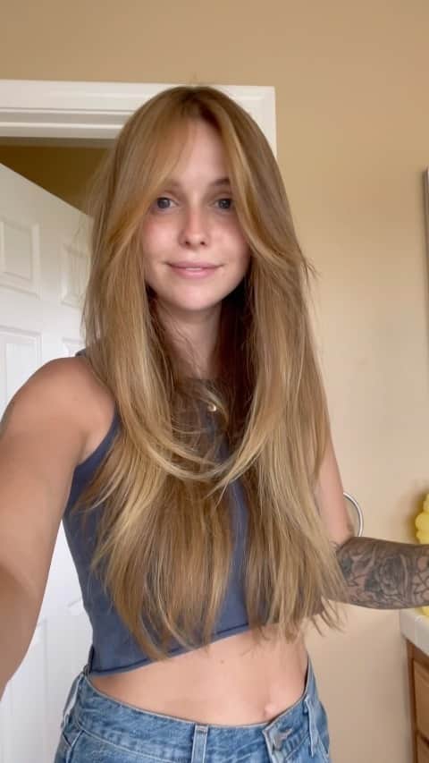 Acacia Brinleyのインスタグラム：「I wash my hair every 5-6 days and this is my routine to getting a great blow out look! 👩🏻‍🦰💆🏼‍♀️🎀」