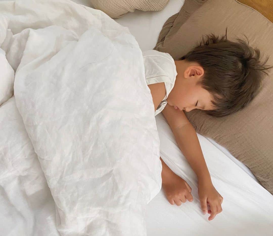 中川珠里さんのインスタグラム写真 - (中川珠里Instagram)「.  ☺️☺️  赤ちゃんの時は寝かしつけに苦戦したのに 今じゃベッドに行きオルゴール流したら1.2分で寝る🌙  自分でかいりの寝る音楽。と呼んでいる  おはよう🕊」6月10日 5時38分 - juri1104