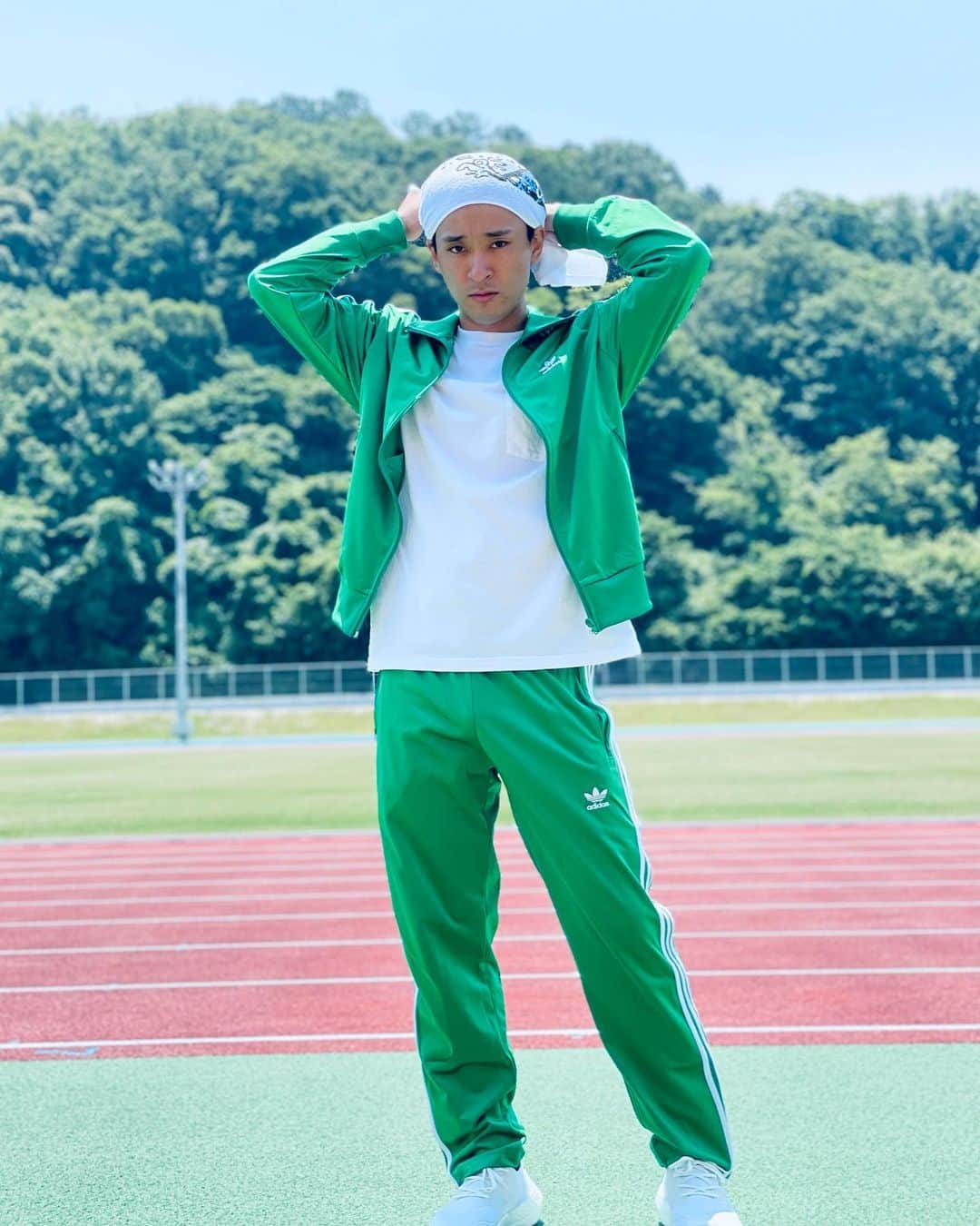 としみつのインスタグラム：「おはようございます！ 昨日はソロにて新曲MVの撮影でした！  どんな映像になるか楽しみです〜 この姿、なんとなく頭に入れておいてください笑」