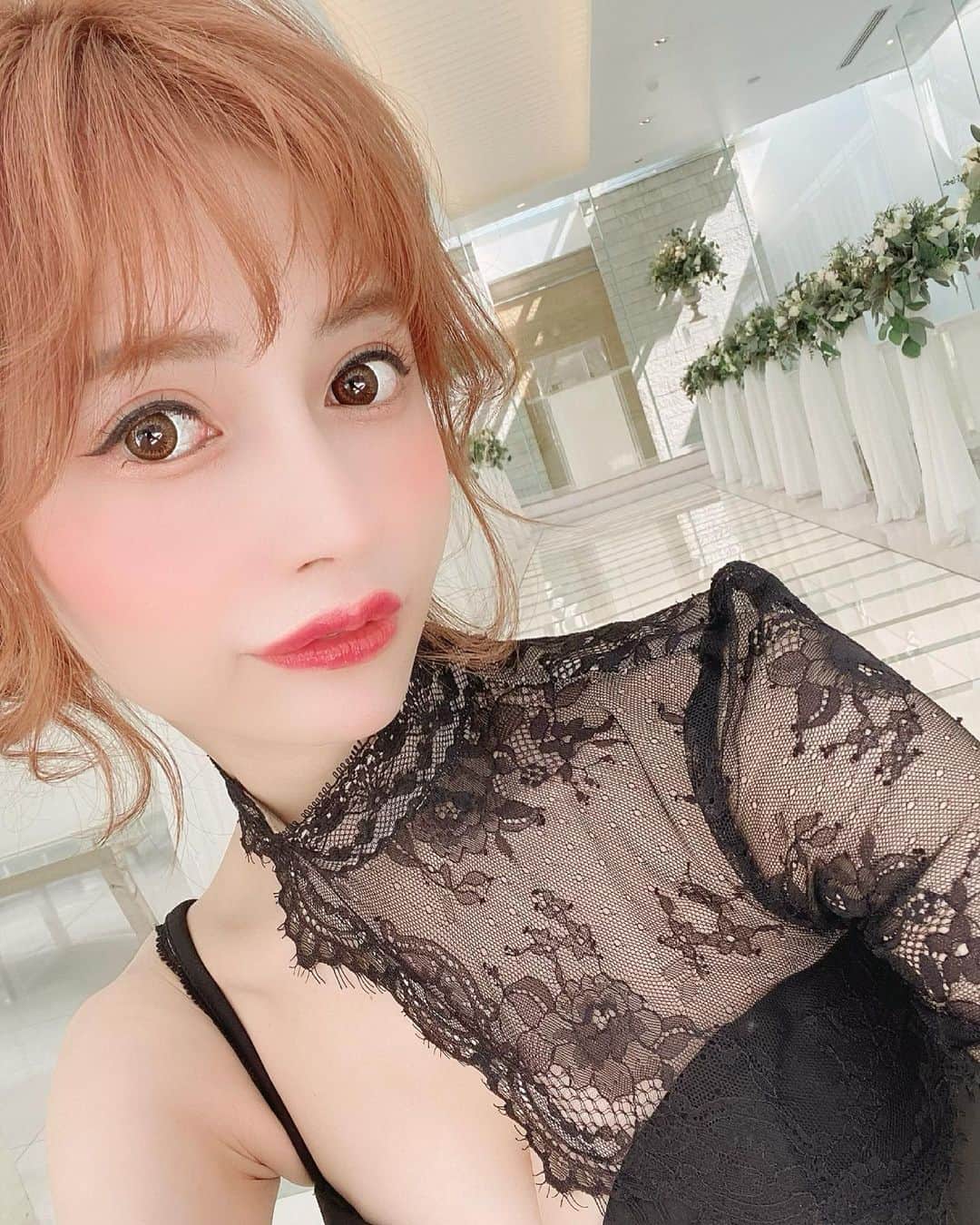 椿そらのインスタグラム：「Andyさんの雑誌表紙撮影で 大阪へ✨😊✨❤️✨ . とっても素敵なドレスと共に✨ 素敵な結婚式場💞🥺💞で 素晴らしいスタッフさん達と✨✨ 楽しく撮影できました♡︎( ´ ` )🤍 . ゆいちゃんと一緒で 終始にこにこ😍✨✨. . 弾丸でしたがまたゆっくり 大阪行きたいな✨❤️ . @andy_dress_official  @ayakayui  #ドレス #andy #キャバクラ #撮影 #雑誌」