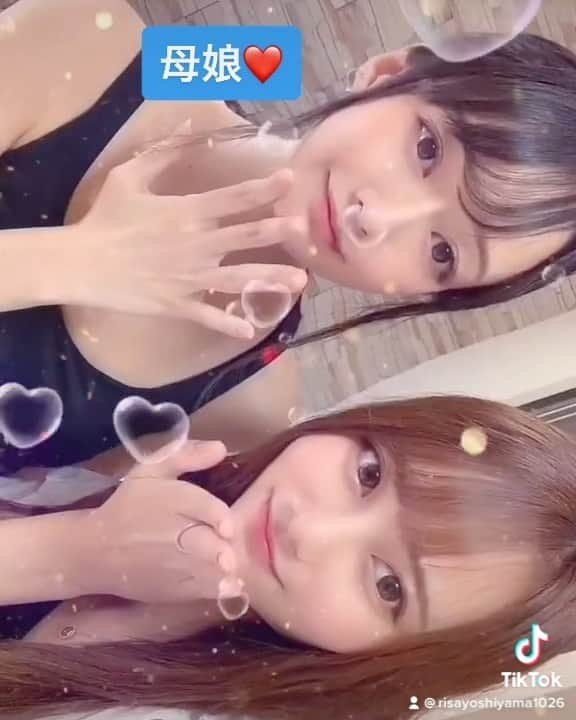 のインスタグラム：「💕 おはようございます☺️✨  今更ながら  わからなすぎる  TikTokティックトックを  はじめてみました❣  🤗💋  登録よろしくお願いします💓  指、フライングした😎💦   #ティックトック  #tiktok  #母娘  #親子  #ママと娘  #ママ  #娘  #daughter  #mom   #single  #mother  #キャミソール  #ロングヘア  #japanesegirl  #japanese  #family  #温泉女子  #pr #案件  #model  #japanesemodel  #美容    #吉山りさ #モデル #フリーモデル  #動画」