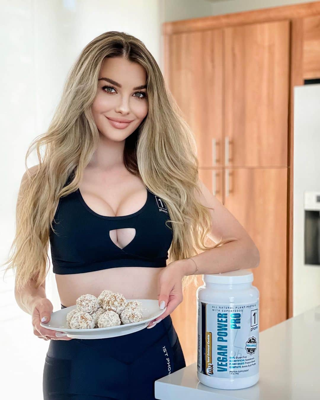 エミリー・シアーズさんのインスタグラム写真 - (エミリー・シアーズInstagram)「You have got to try these @1stphorm Vegan PowerPro energy balls that @kerrimhayes created!👩🏼‍🍳  These are super fast and easy-no baking required just combine all the ingredients, roll up into bite sized balls and pop them in the fridge to grab and go for a healthy snack! 🤍  **if you love coconut like I do-add a little water to the outside of the ball and roll in coconut to coat 🥥  Ingredients:  1 cup oats 3 scoops @1stphorm Iced Oatmeal Cookie  1/2 cup honey roasted almond slivers 1/2 cup unsweetened dried coconut 3 tbsp almond butter 1/4 cup water  Directions:  In a mixing bowl throw it all together, dry ingredients first, and then add the wet, add more water if needed but in small amounts. Roll into bite sized balls and freeze or refrigerate until ready to eat!   Makes 18 balls Macros per ball: Protein: 5 grams Fat: 4 grams Carbs: 5.5 grams  #1stPhorm #IAm1stPhorm #HealthyRecipes #healthysnack #Baking #easyrecipes」6月10日 7時16分 - emilysears