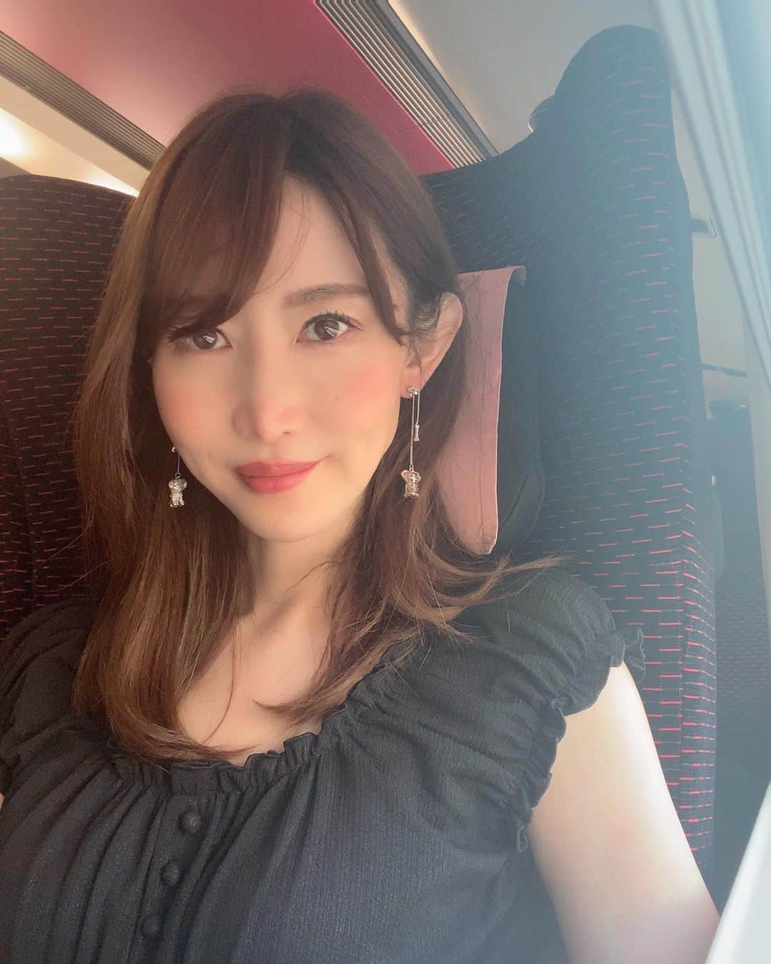のインスタグラム：「ビビちゃん @tokyo.bibi から頂いたピアス💓  可愛くてテンション上がる⤴️ いつもありがとう🥰  #ピアス #シルバー #アクセサリー #ママ #ママスタグラム #ママライフ #トップス #フリーズマート #黒 #ブラック #freesmart」