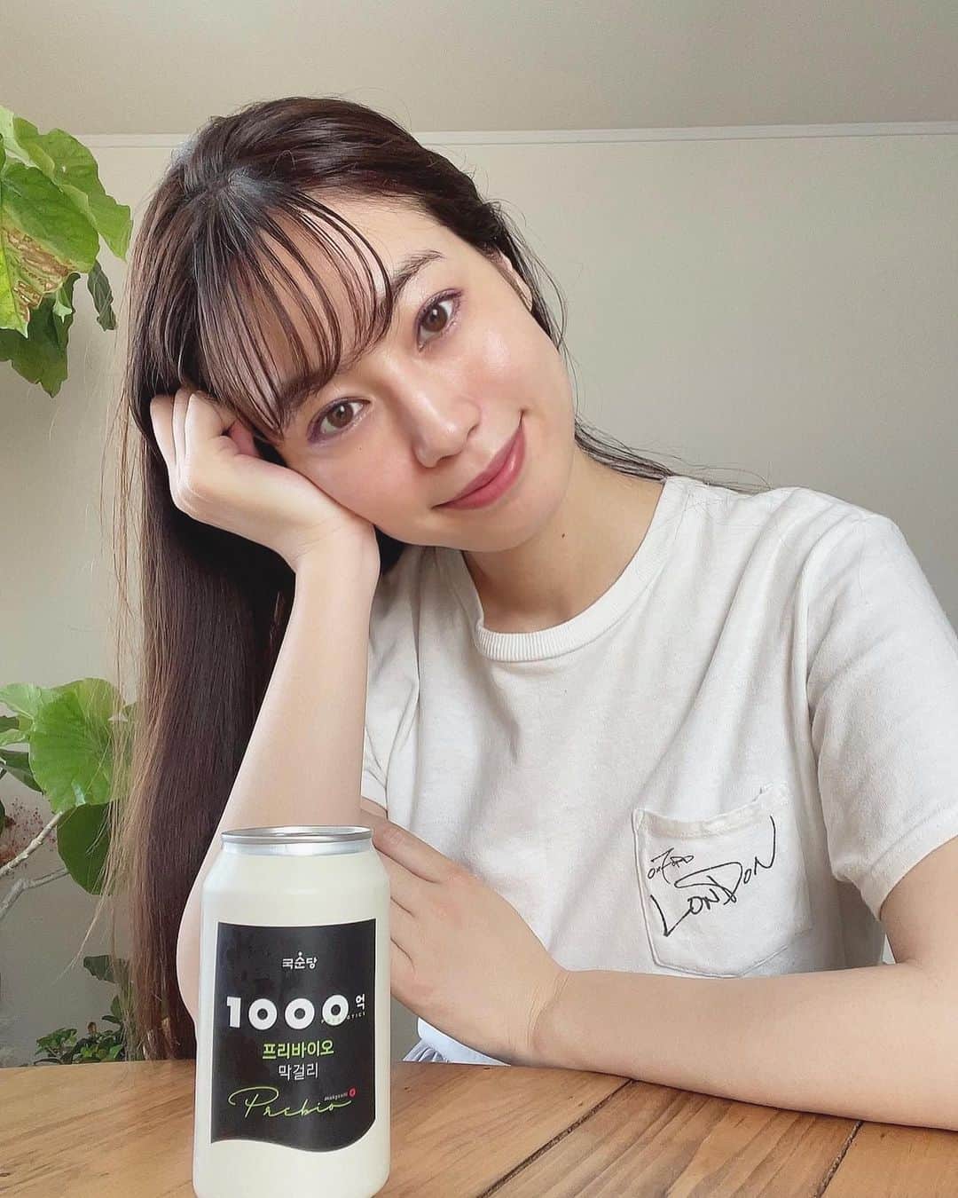 伊藤沙織のインスタグラム：「KALDI大好き芸人🥰ついついKALDIって寄っちゃいません？買うつもりがなくても結局たくさん買ってしまう😂✨ この前、KALDIで発見してパッケージに惹かれたプリバイオマッコリがおすすめなので載せてみました💁🏻‍♀️ 5/1からKALDI限定でプリバイオマッコリの缶が発売しているそう。 美味しいだけじゃなく、1000億個の乳酸菌で美容効果が期待できるマッコリです❣️ 韓国料理のおともにぜひ💓  #プリバイオマッコリ#飲む美容液#1000億#pr#おいしいマッコリ  @1000makkori_jp」
