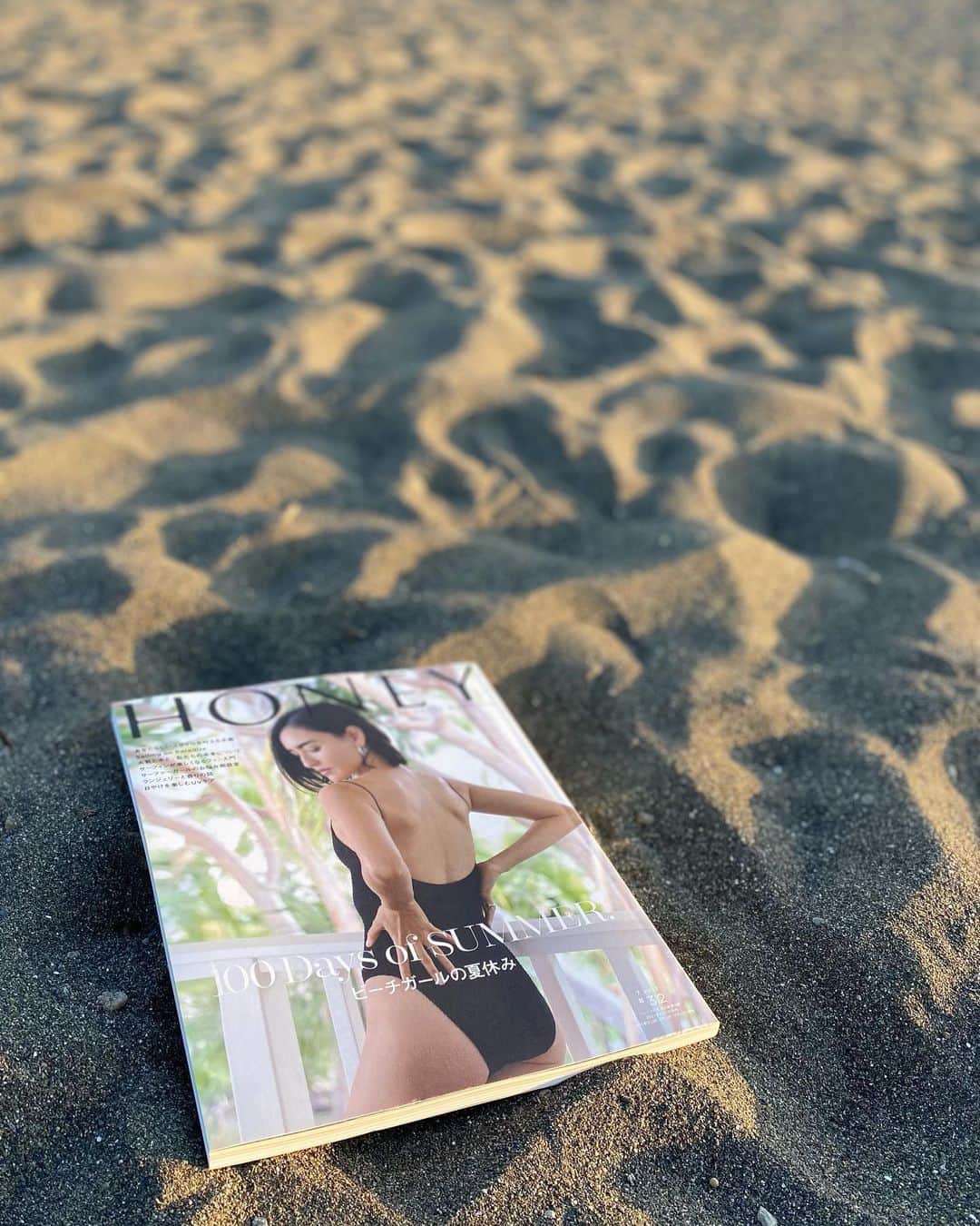 青山美郷のインスタグラム：「・ 🕊🤍  @honey_magazine   #surfinggirl#beachgirls#shonanlife」