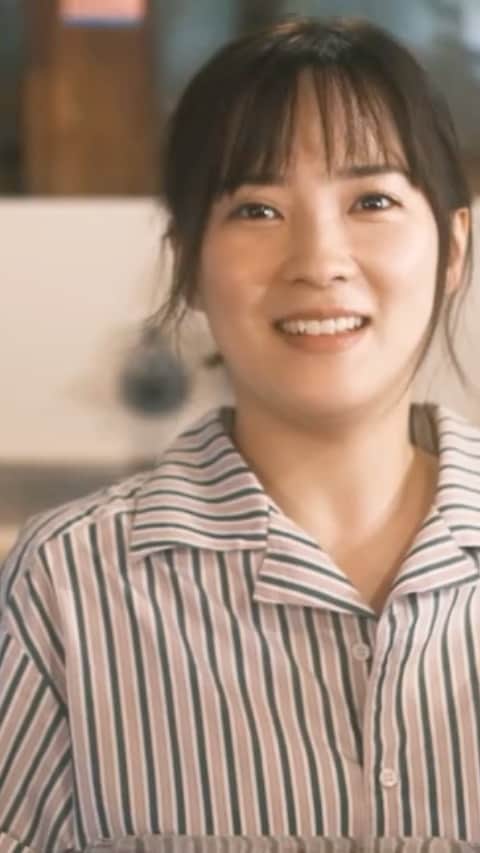 亜希子のインスタグラム：「プロモーション動画インタビュー付きをトナカイさん🦌再び作成してくださいました。  ただ弁当を食べて、私服で弾むワタクシがね、わけもなく、なんだか嬉しそうなの。てへへ。  わたくし、こういう者です。 色々楽しくがんばってます。」