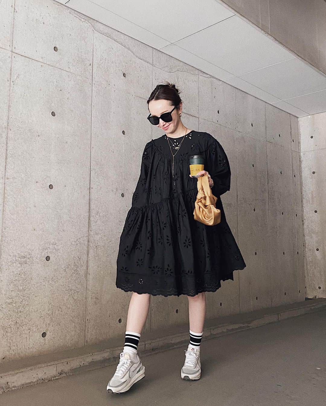 翁安芸さんのインスタグラム写真 - (翁安芸Instagram)「お洒落な友人が自分に合わないからと譲ってくれたワンピース🐻‍❄️❤️  嬉しい❣️❣️❣️ ありがたや🤲🏻❤️  Dress #hm #simonerocha  Sneakers #nikesacai  Bag #therow  Necklaces #aliita #yon  #akiweng #翁安芸 #outfit #tokyo」6月10日 18時47分 - akinyc